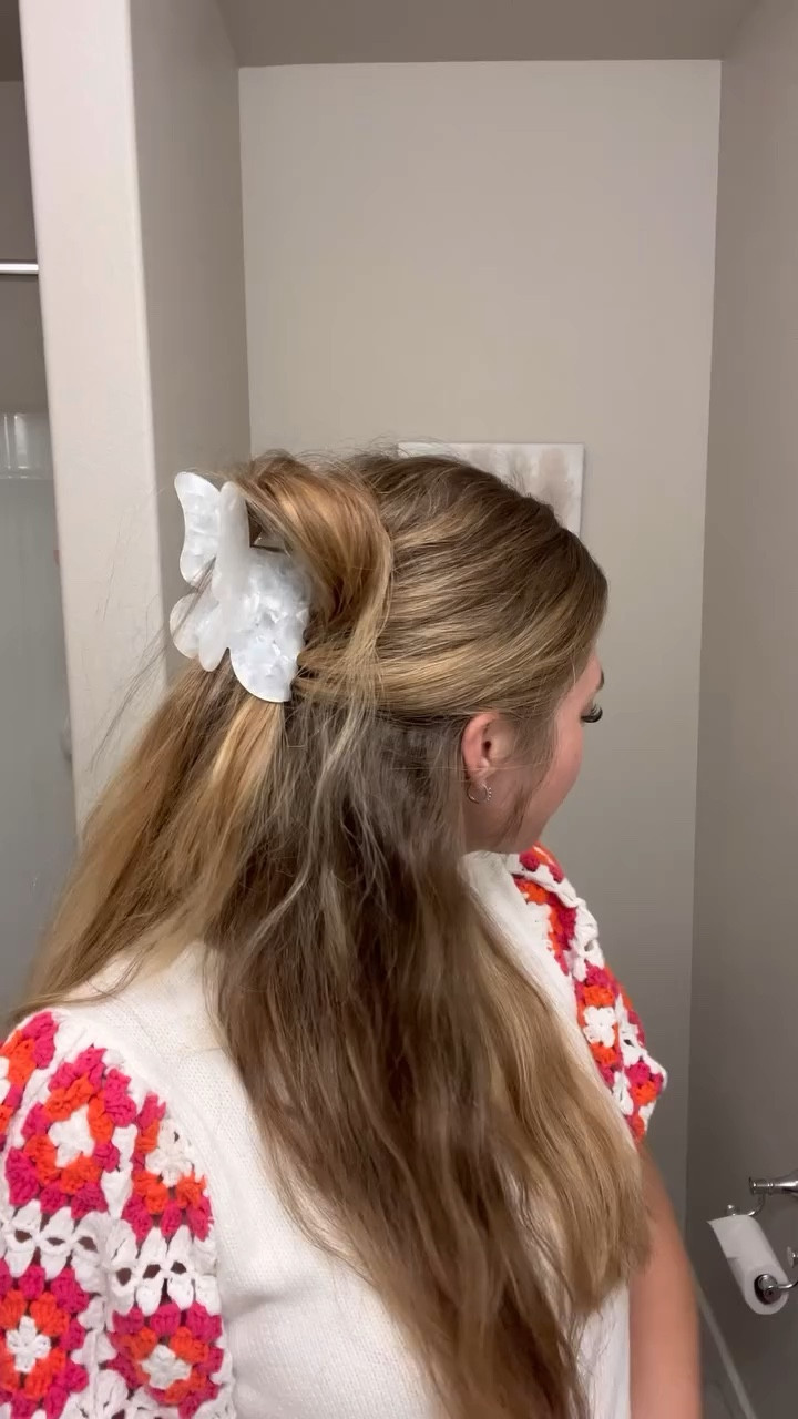 Day 3/60 of 60 second styles in 60 Days 

Welcome to this series where I am going to be sharing 60 different hairstyles you can do in 60 seconds or less through out the next 60 days! 

No matter your hair level or skill, you can do these! And don’t forget to save them for later!

Claw clip: @mykitsch 
Sweater: thrifted 

Tag me if you try them and use #60secondstyles so I can see you rock these hairstyles!
#annierosettehair #easyhairstyles #halfuphalfdownhairstyle #clawcliphairstyle #butterflyclaw #simplehairstyles