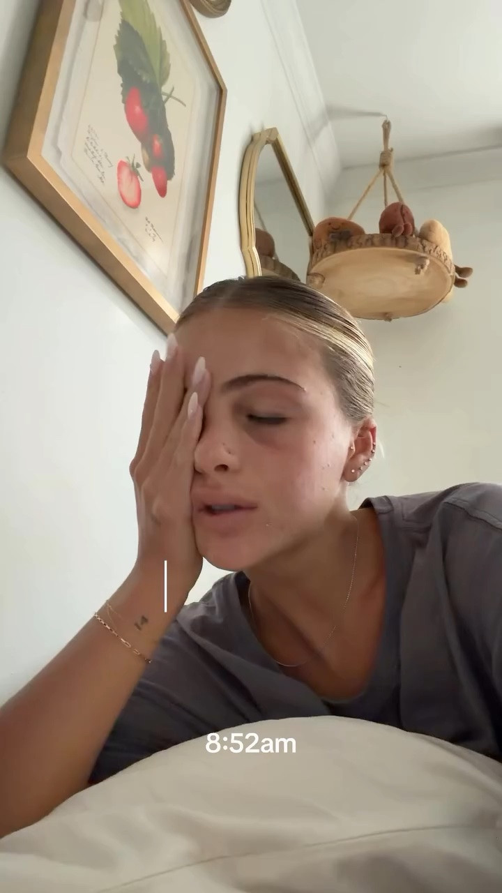 a cute pampering Friday 🧘🏼‍♀️🪄✨ @daphne @rhode @realeactives @theouai @kerastase_official @redken @skylrk 
.
.
.
#vlog #morninginmylife #explore #viral