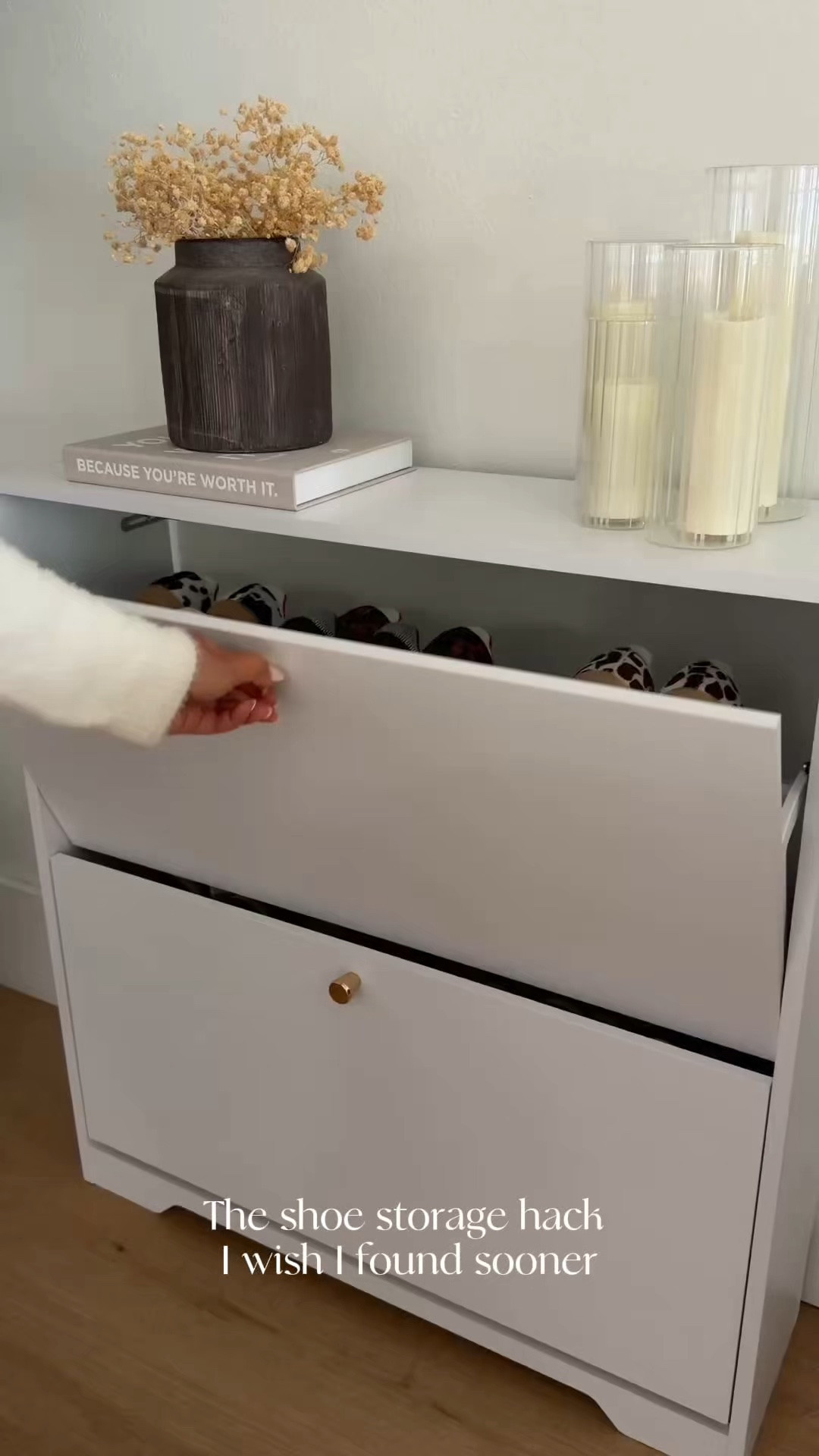 If your shoes are constantly taking over your entryway, you NEED this. It holds so many pairs but keeps everything hidden away and looks like an actual piece of furniture instead of a shoe rack 🙌🏻 Such a good find for smaller spaces too!