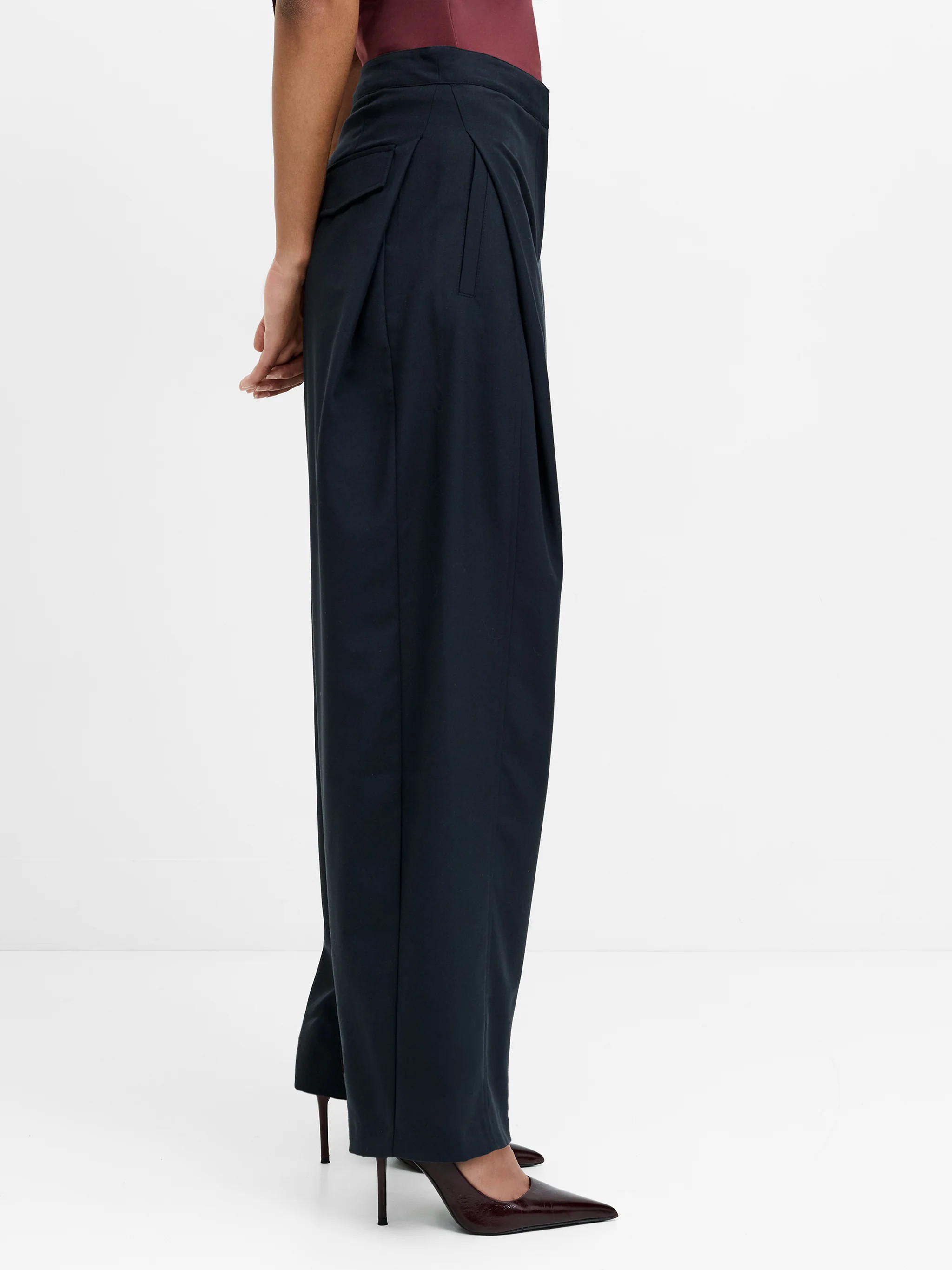 Aira Dark Grey Tailored Pleated Wide Leg Trousers | French Connection (UK)