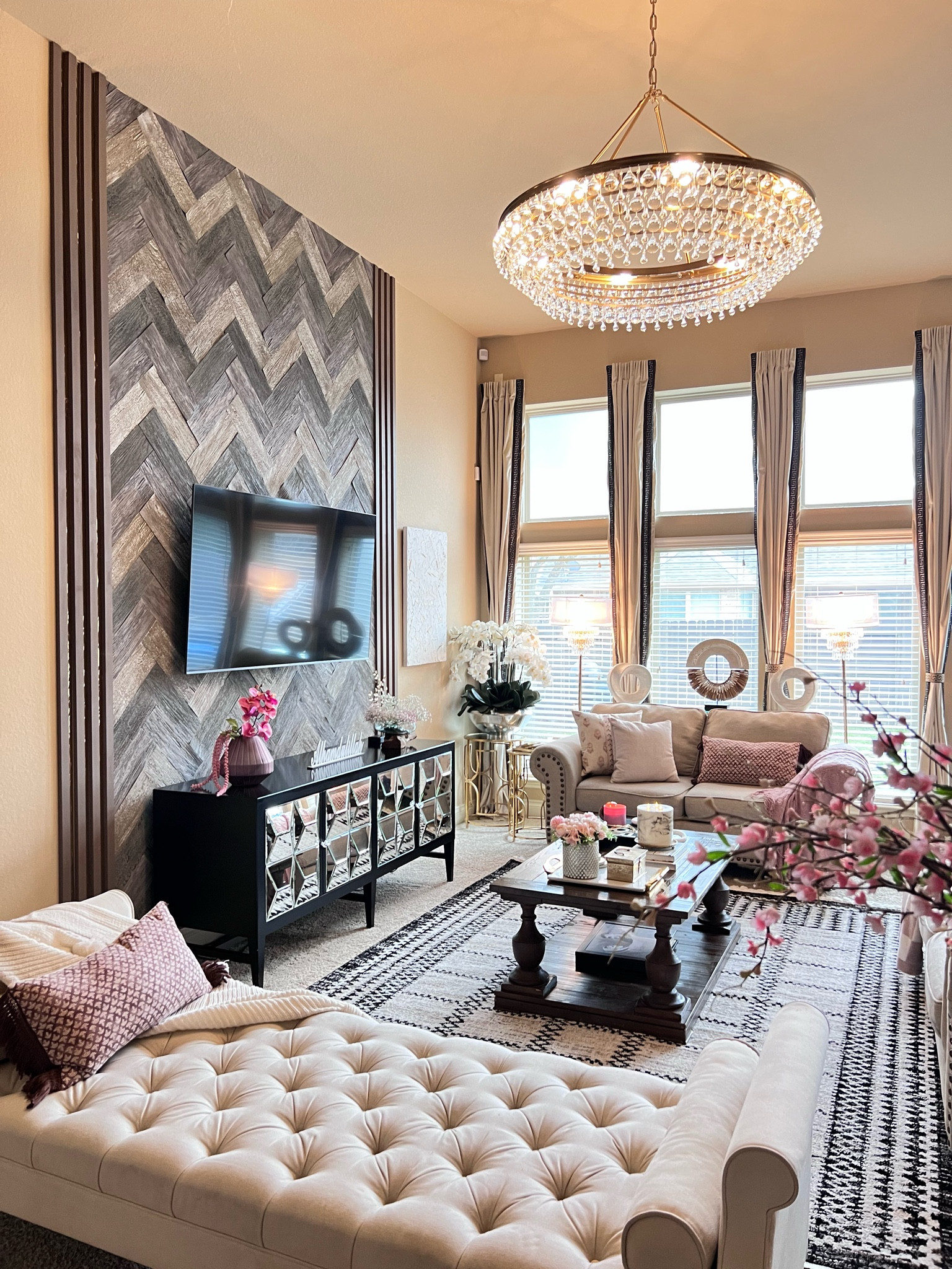 Living room reset with a new rug and accessories 