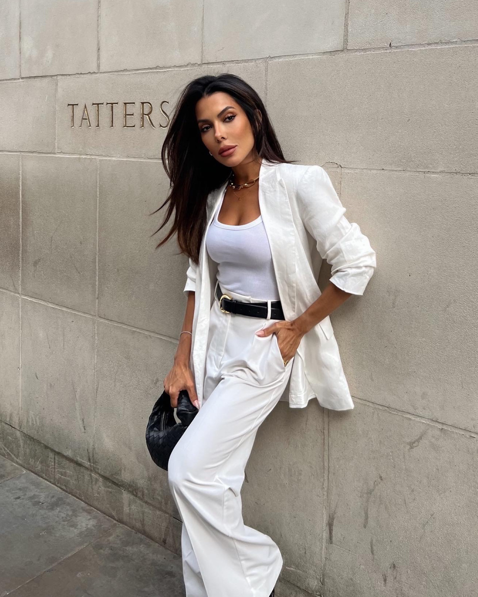 All white ootd 




#oldmomneyaesthetic #streetstyle #linen #blazer #tailoring #allwhiteoutfit #oldmoney #basics #tanktop #zara #londonlife 