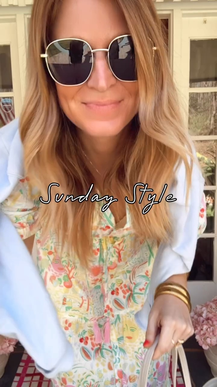 If you can still get our hands on this target dress, it’s so worth it! Plus it’s now $35. 🙌🏻

#target #rollerrabbit #sundaystyle #whatiwore