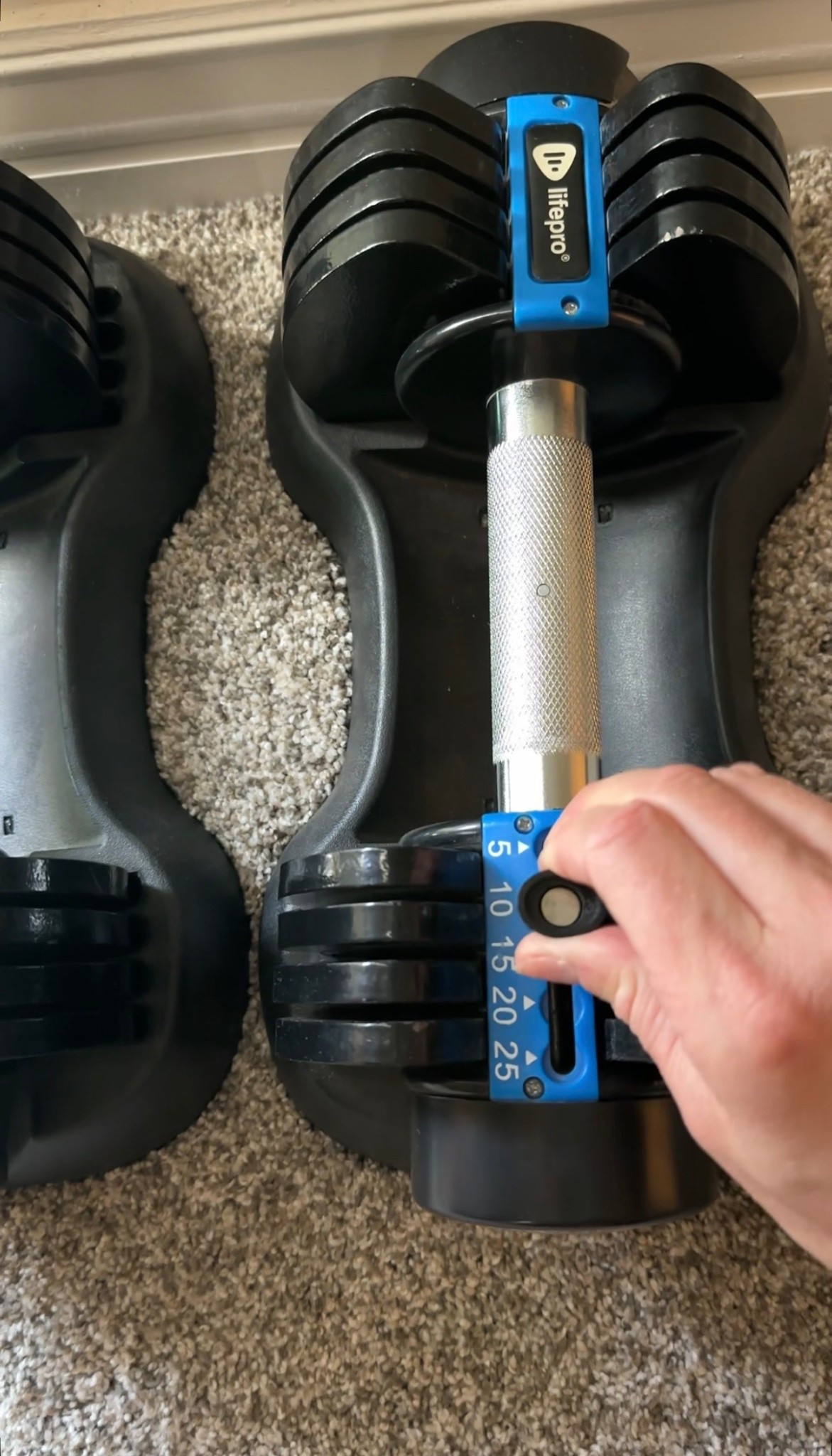 Adjustable dumbbells for the ladies out there! I love these ones and used them for a long time when starting weight training! 