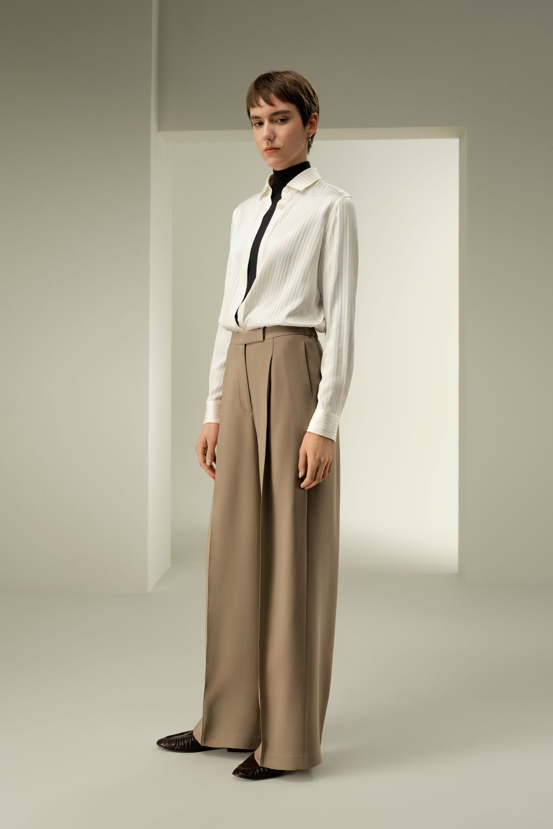 Silk-Wool Pleated Wide-Leg Trousers | LILYSILK
