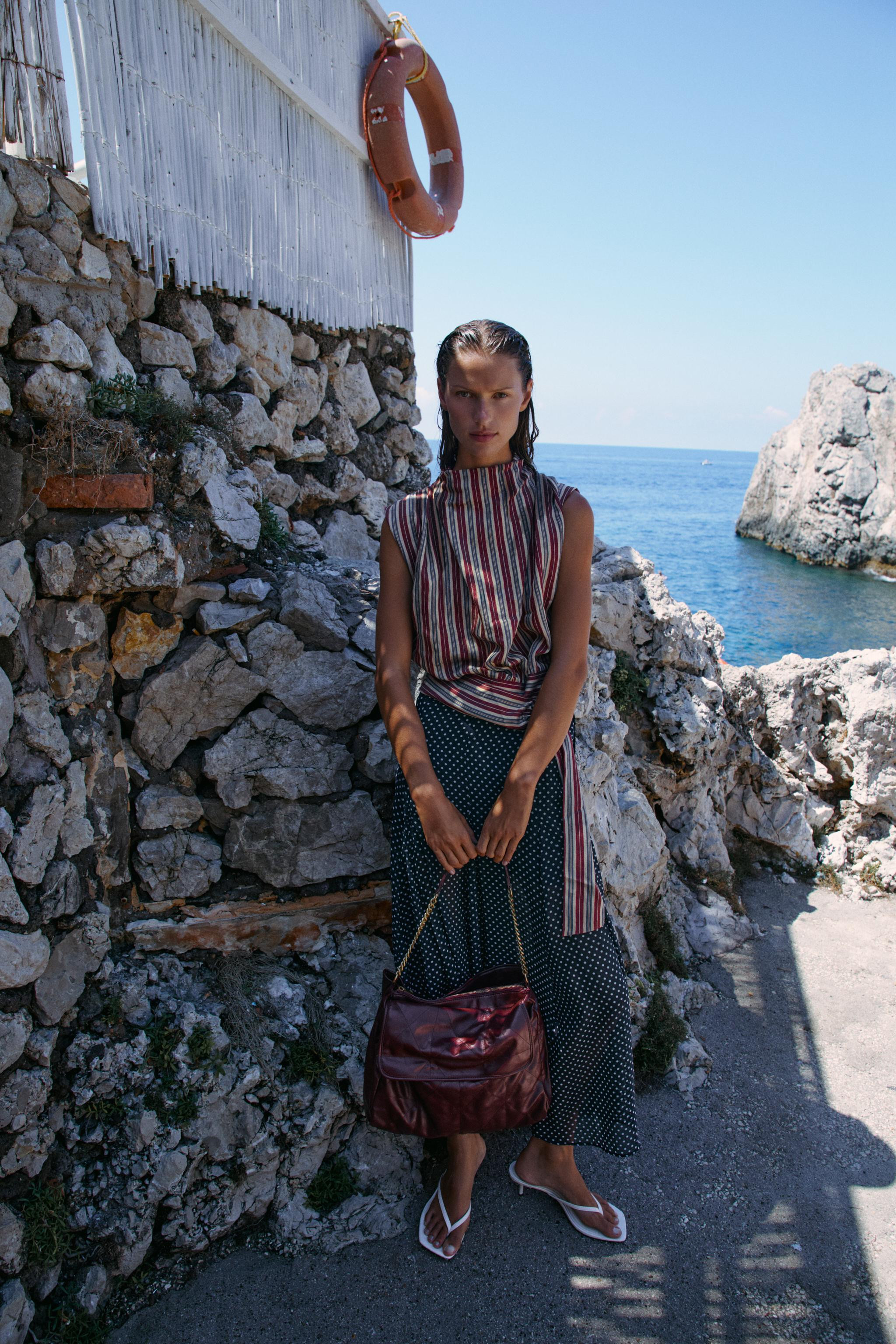 Shopper shoulder bag. Shoulder strap with metal chain in a mix of materials. Interior compartment... | Zara US