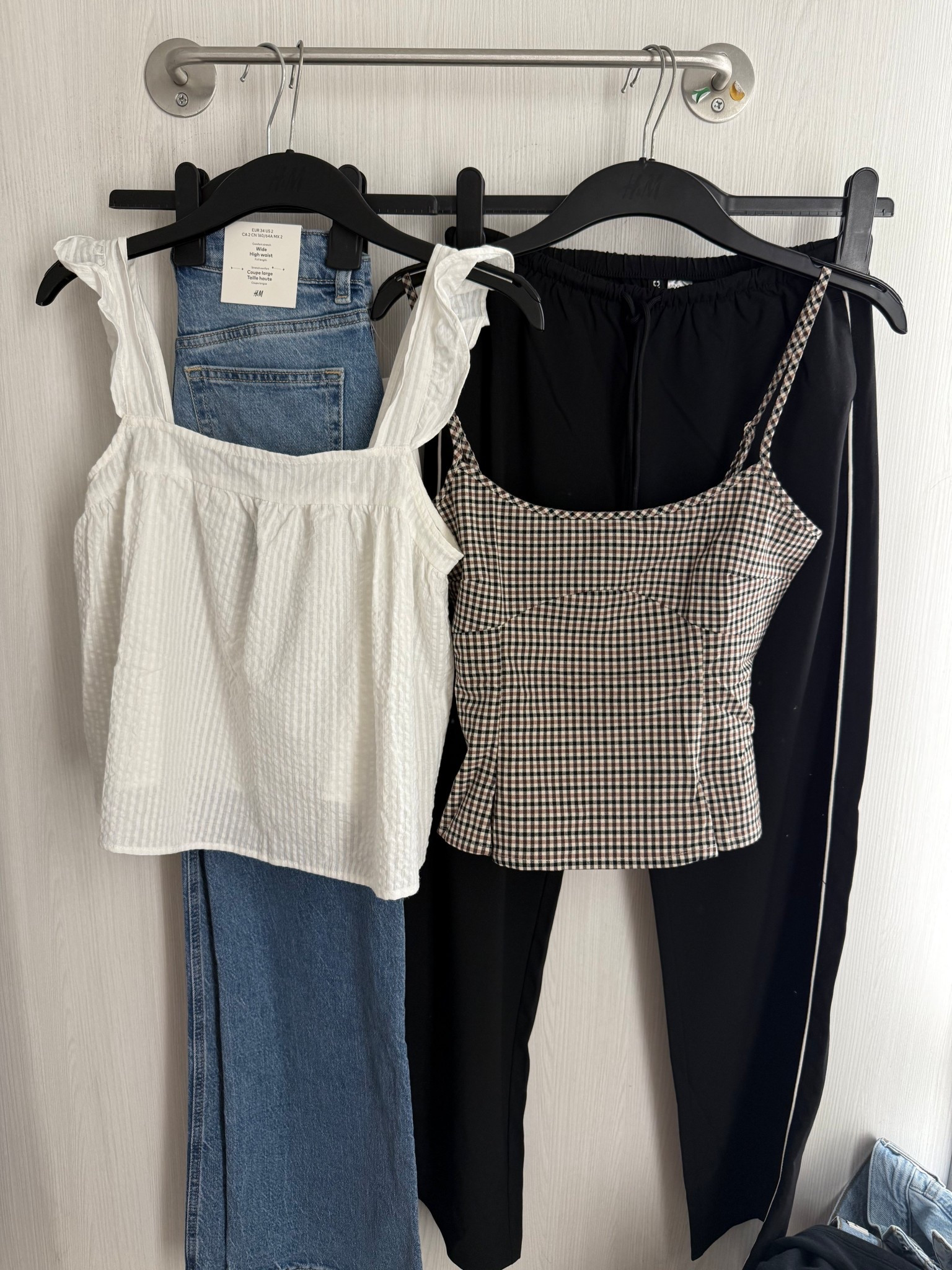 What I tried on at H&M! 

I couldn’t find this exact white tank, but I linked a couple similar ones!

#LTKSeasonal #LTKFindsUnder50 #LTKStyleTip