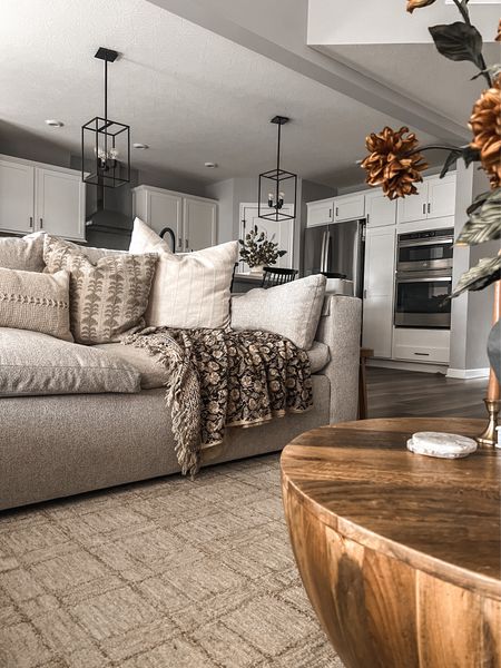 Living Room | Sofa Sectional | Coffee Table Decor

#LTKstyletip #LTKhome