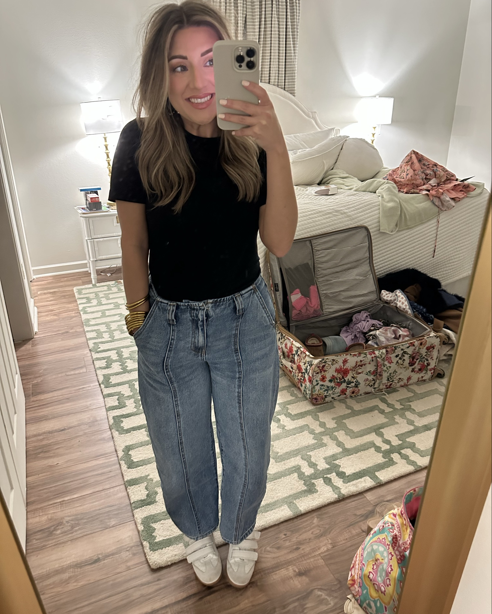 Another day, another easy throw-on but super cute fit! Sneakers and jeans… don’t mind if I do! 🖤🫶🏻


Cute casual, comfy, throw on fit, errands, errands fit, dinner fit, comfortable but cute, cute but casual, baby tee, barrel jeans, Velcro sneakers, black tee