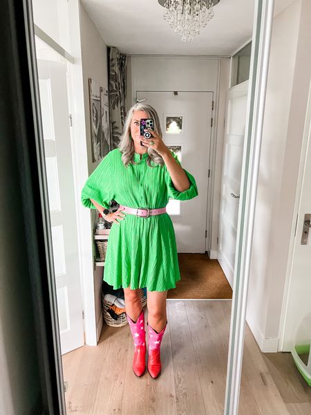 Outfits of the week

A green balloon sleeve mini dress paired with a pink belt and pink and red western boots. 

Dress Shoeby (current xl)
Belt LoveStorm (secondhand)
Boots DWRS x Ramijntje



#LTKstyletip #LTKeurope #LTKunder50