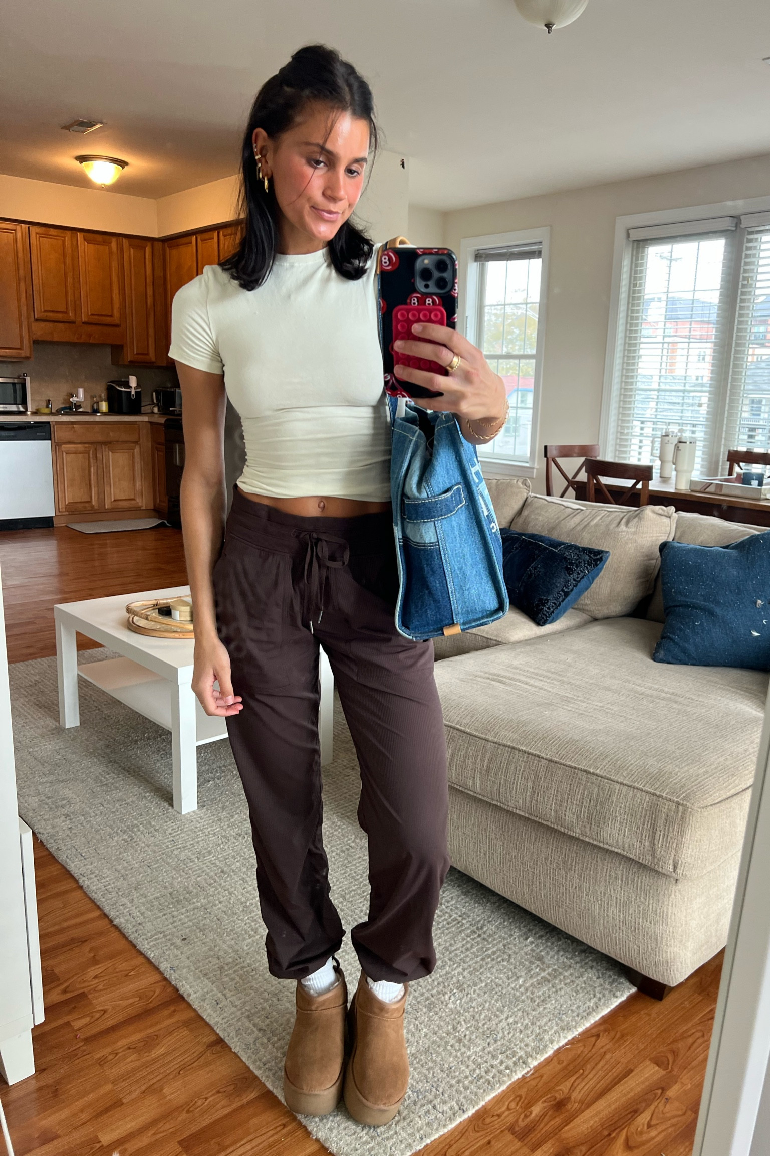 Wearing size xs in top and 6 in bottoms! Size up in pants for baggier fit :)