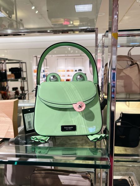 Frog purse from Kate Spade?! Never thought I’d say those words!😂

#katespade #purse #bag #designer #spring #luxury

#LTKitbag #LTKtravel #LTKstyletip