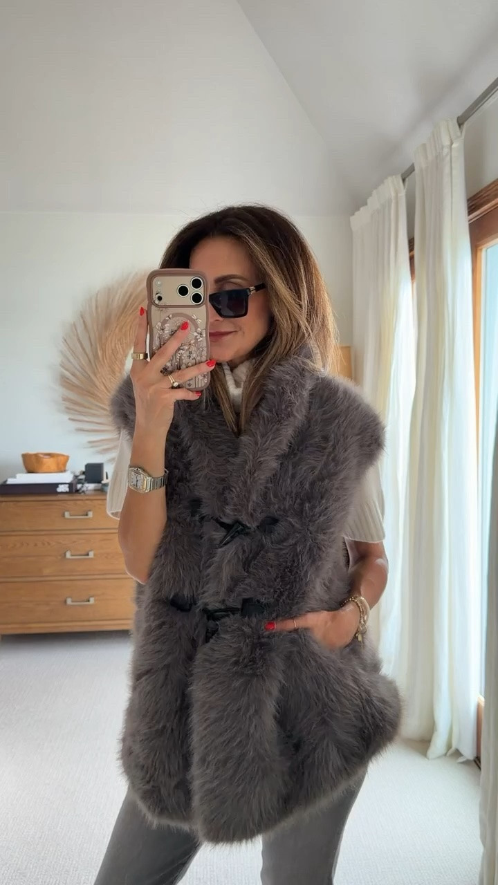 This oversized faux fur vest is such a great layer for this fall, checks all the boxes and looks so realistic

#LTKSaleAlert #LTKSeasonal #LTKOver40