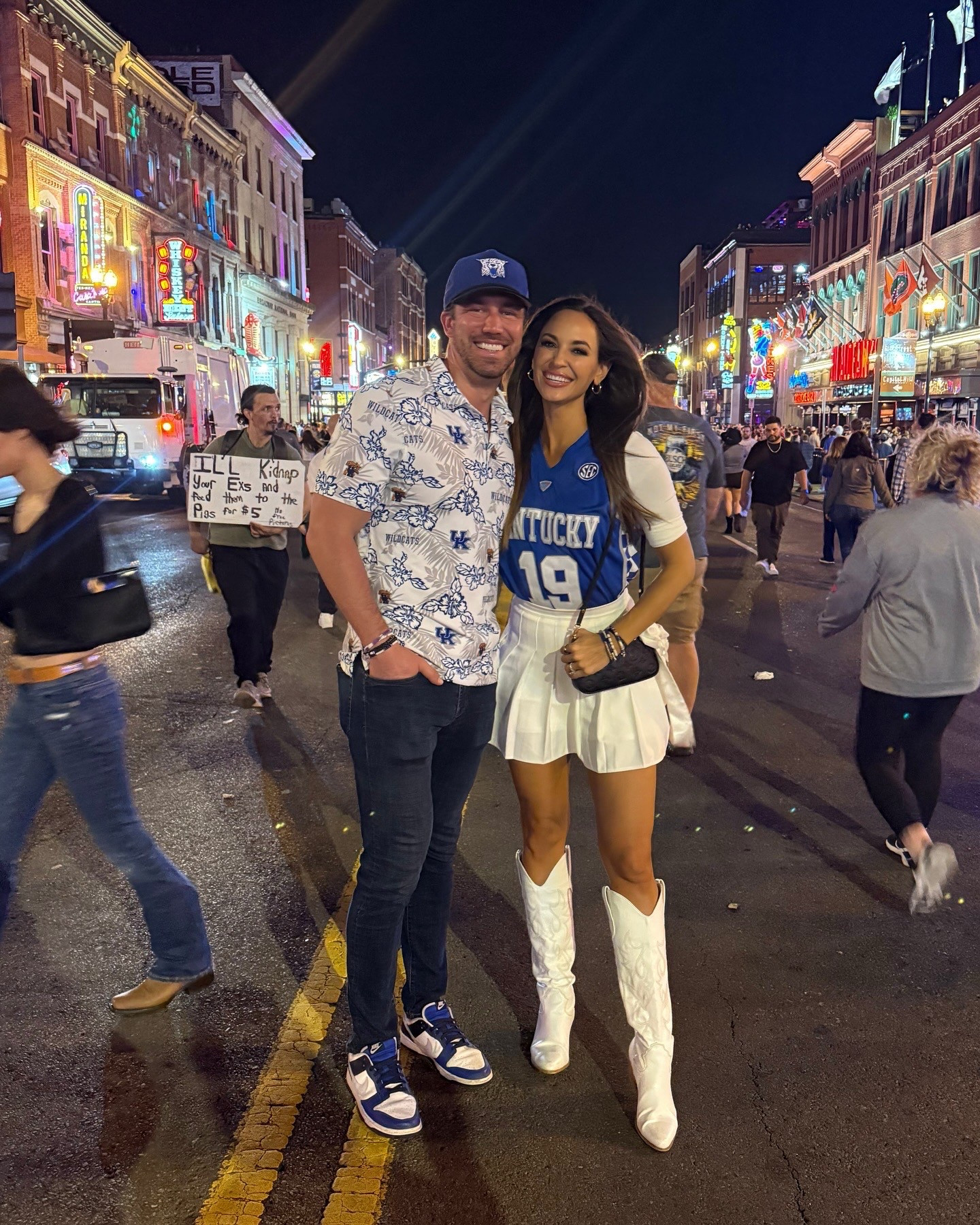 White pleated skort for gameday! Also linking other blue gameday outfits! #NCAATournament #MarchMAdness