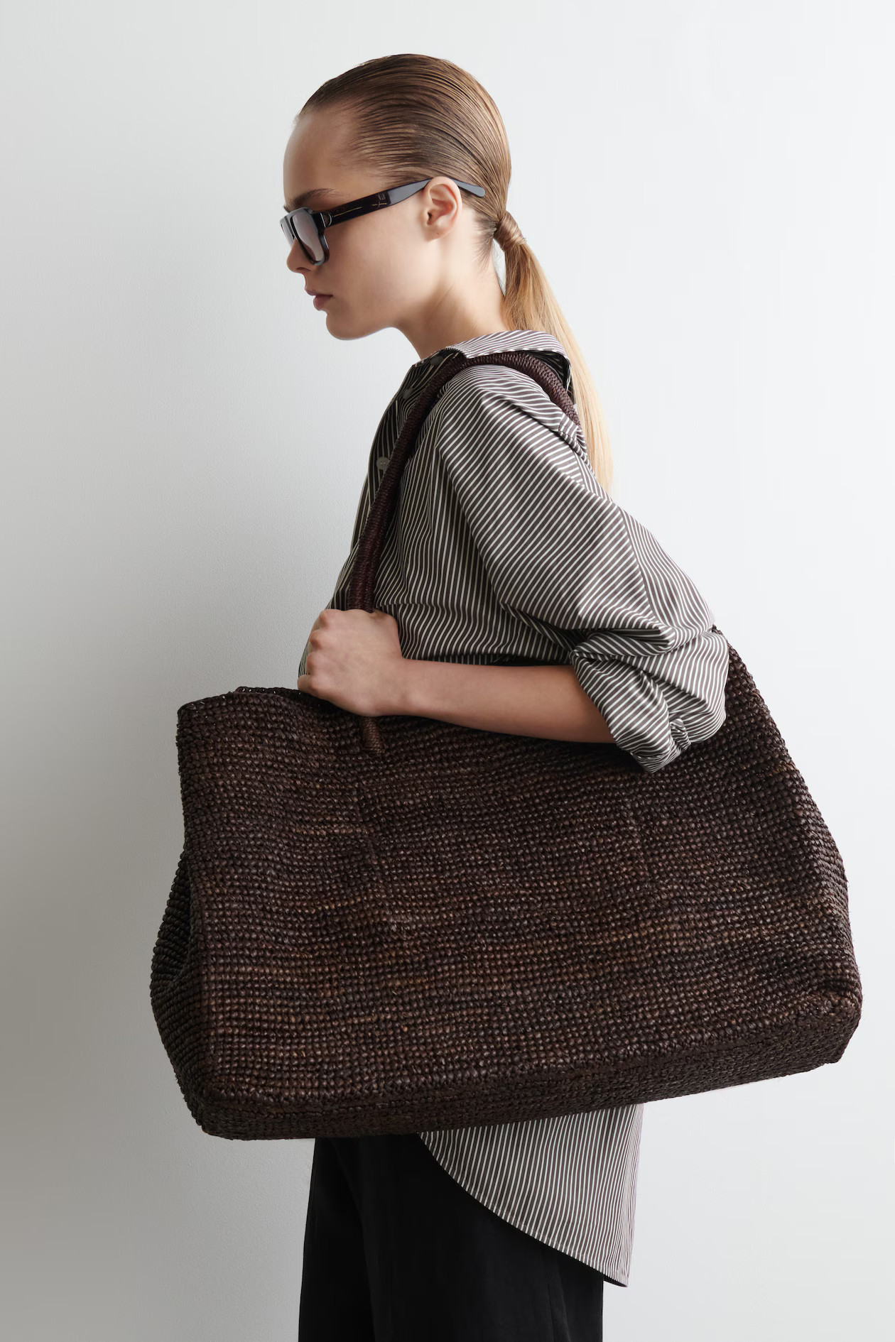 HAND-WOVEN TOTE BAG - RAFFIA - DARK BROWN | COS (EU)
