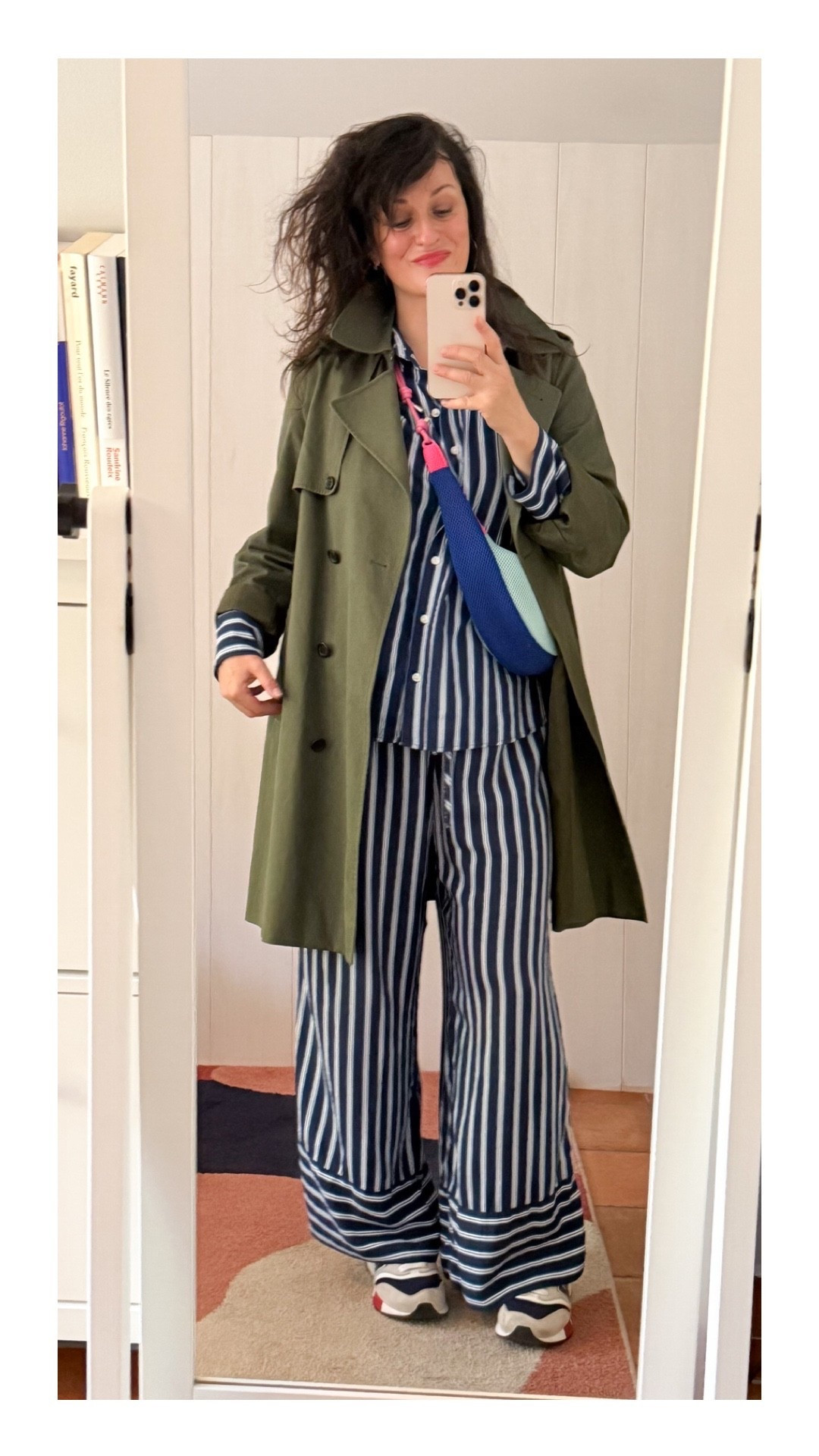 . Trench #uniqlo 
. Chemise et pantalon large rayés #hm 
. Banane en mesh #louiseetlesfilles 
. Baskets #newbalance