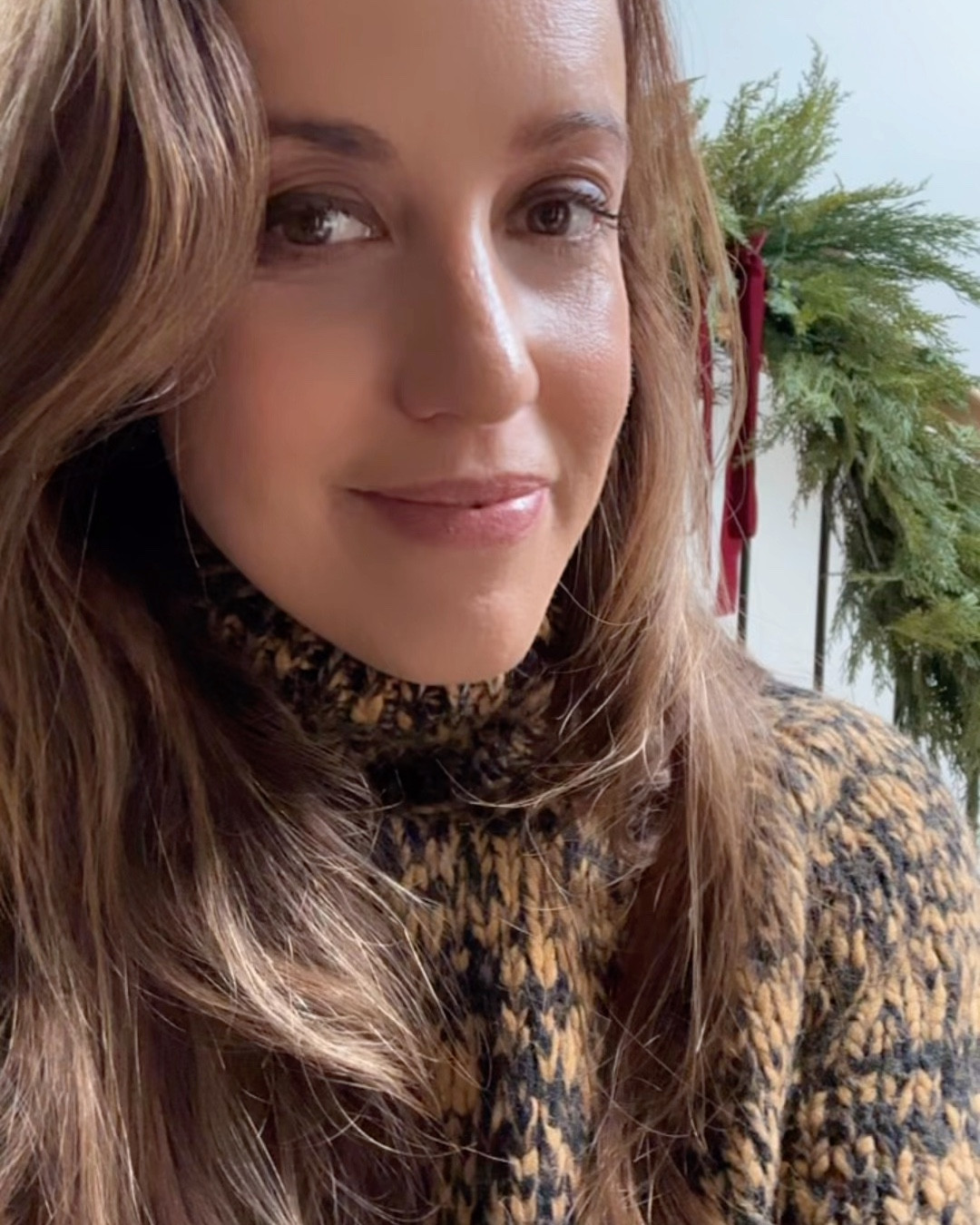 This year I changed up my holiday garland on my staircase and have been loving the extra lush look. I used a cedar garland as my base and then added pre lit cypress garland on top. The lights are battery powered (so no cords!) and are on a timer so you don’t need to worry about turning them off. I added some velvet burgundy ribbon and garnished with some brass bells! 🎄🔔♥️