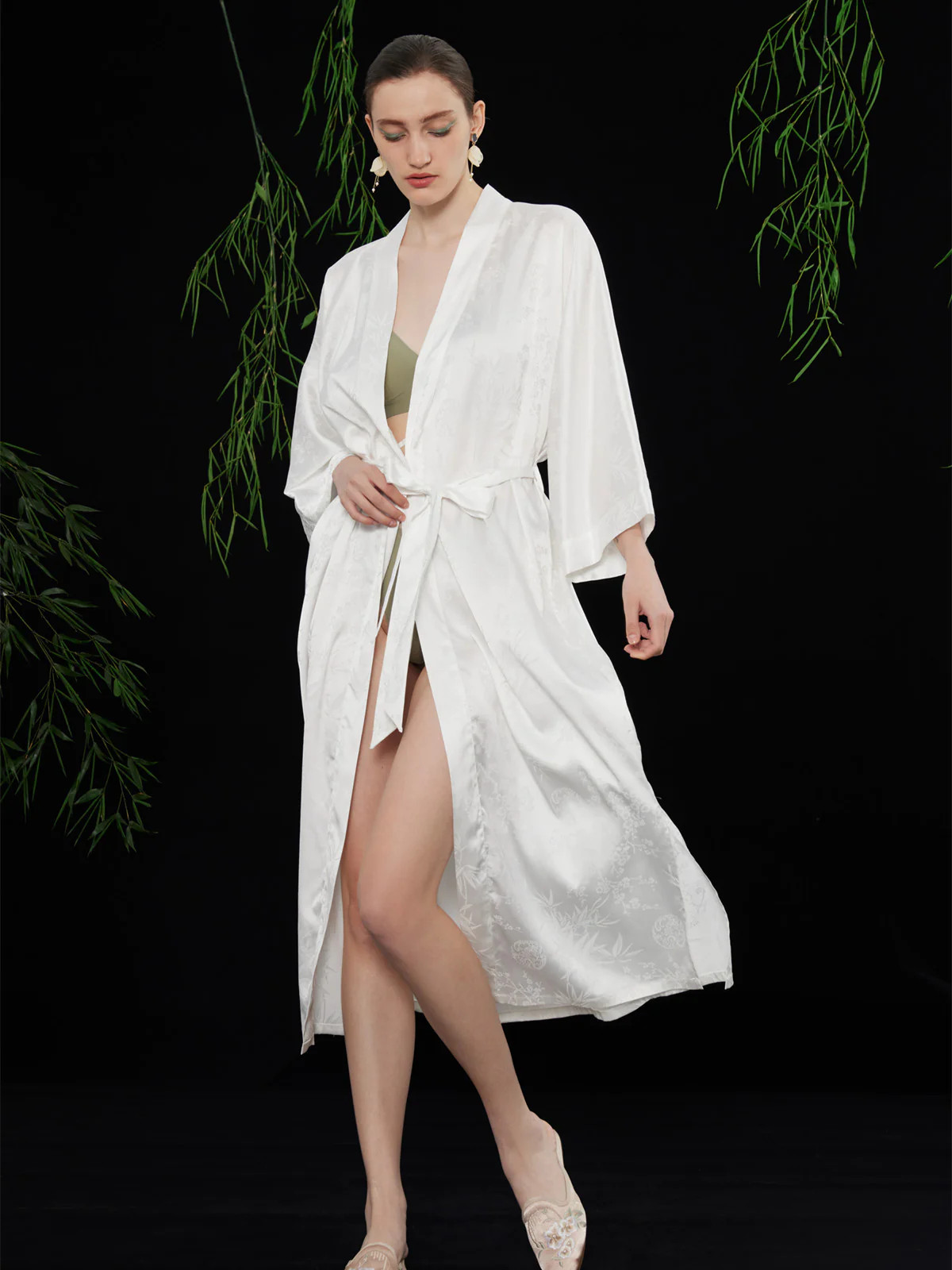 Oriental Jacquard Robe White | ulivary