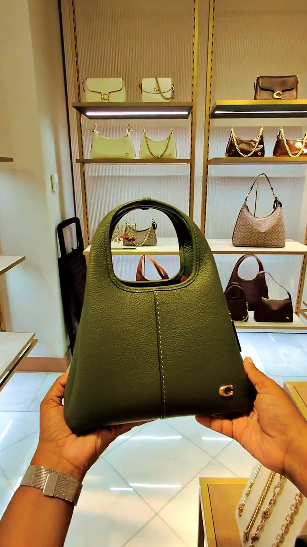 Minimal design, maximum impact 💼 Coach always gets it right!
#coachbag #minimalstyle #chicfashion

#LTKItBag