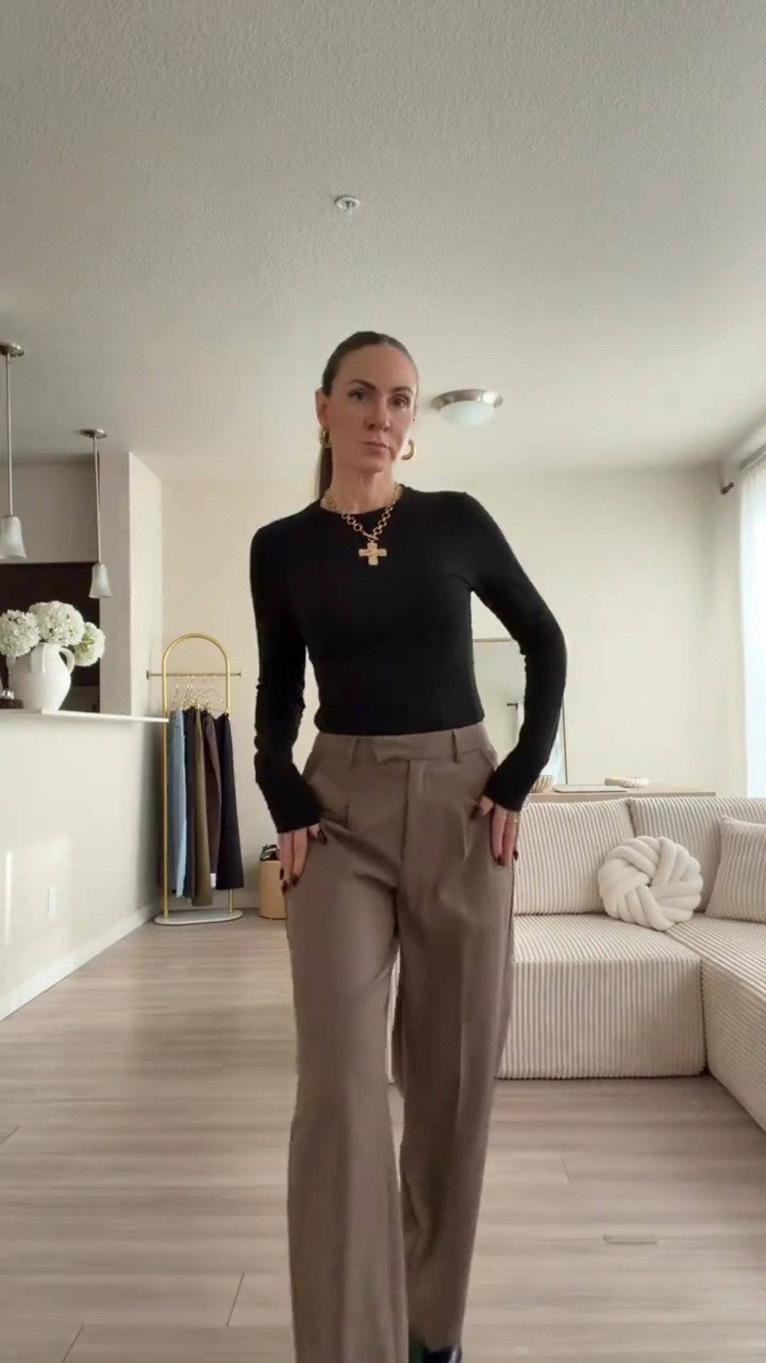 Women’s wide leg pants 
Work wear 
Chic cool girl style.  I’m 5’7 wearing regular size small in pants 