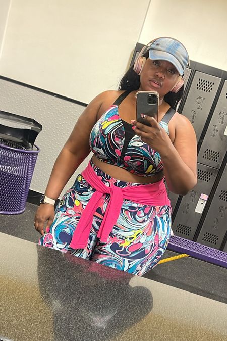 I don’t know about you, but I cute workout outfit is my only motivation sometime.
Loving the colors in this set.
Wearing: 18 in leggings and crop top 