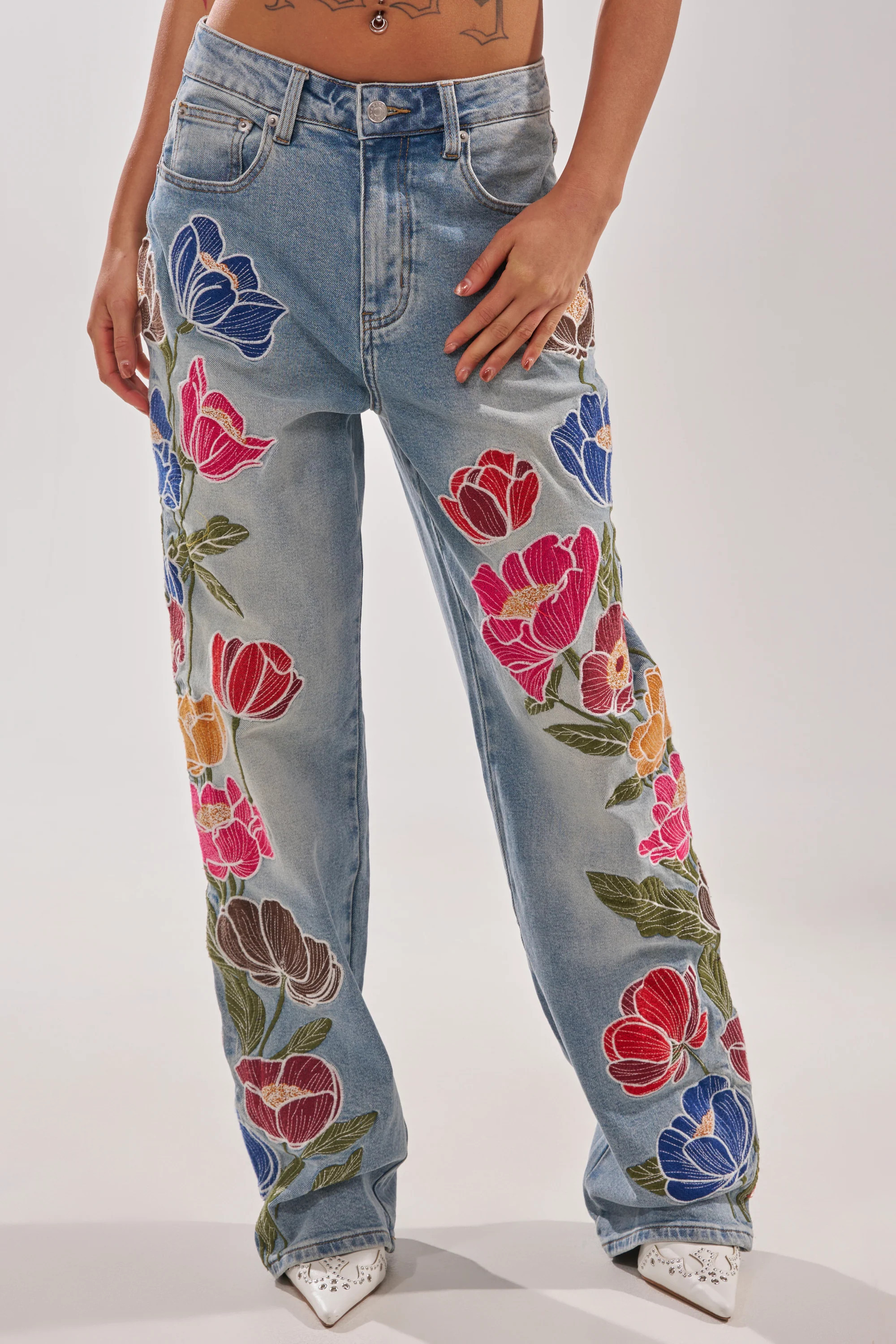 AKIRA Into The Garden Floral Embroidered Denim Jeans | Size 1X | AKIRA