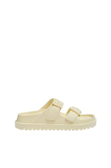 SANDALEN MIT SCHNALLEN UND GUMMIERTEM FINISH. | PULL and BEAR DE
