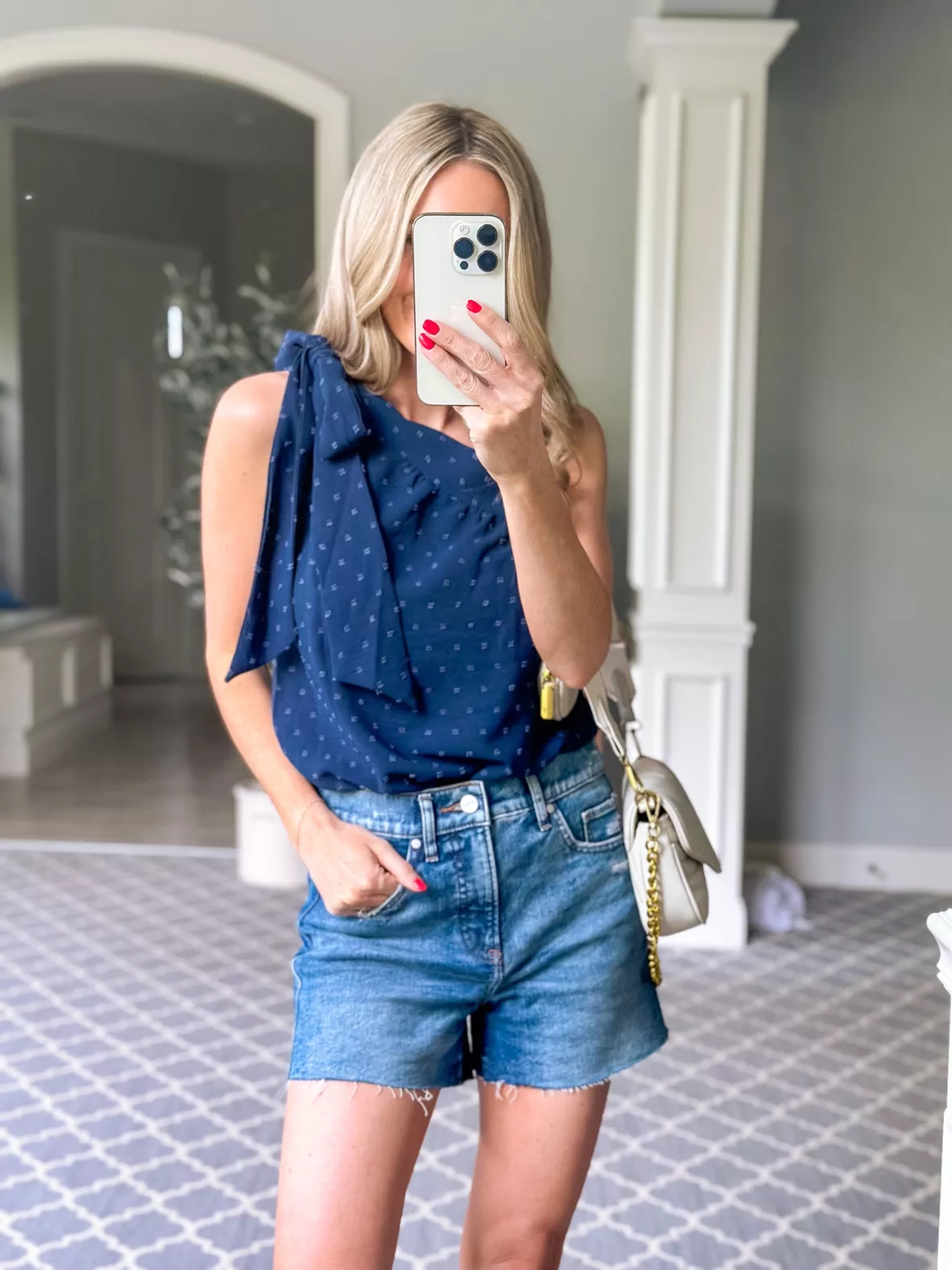 Stylish Outfit Ideas for Navy High-Waisted Shorts