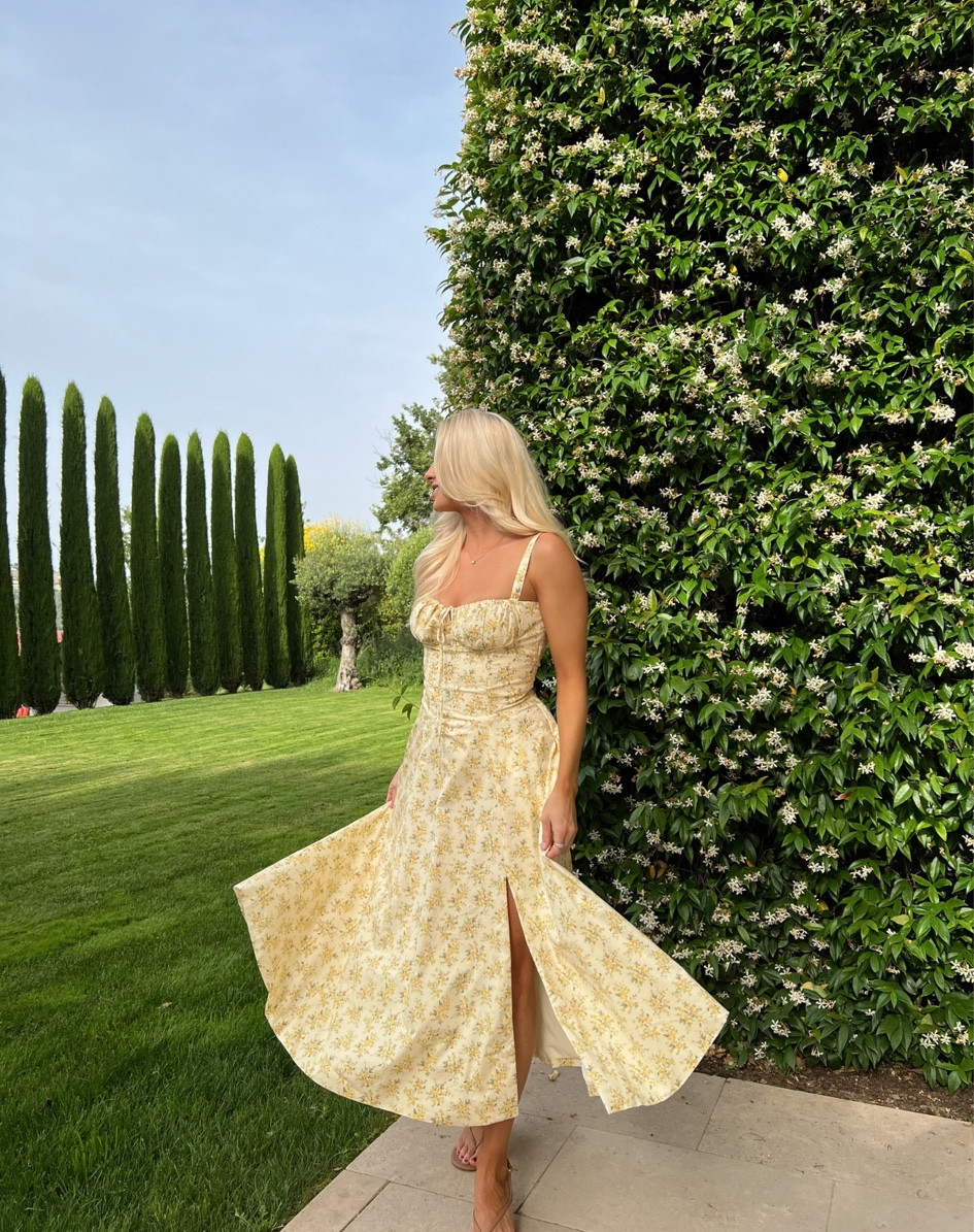 A moment for the dress ✨
Dress runs small. I sized up to a size to a medium A/C cup.
Shoes are true to size.

#kathleenpost #france 

