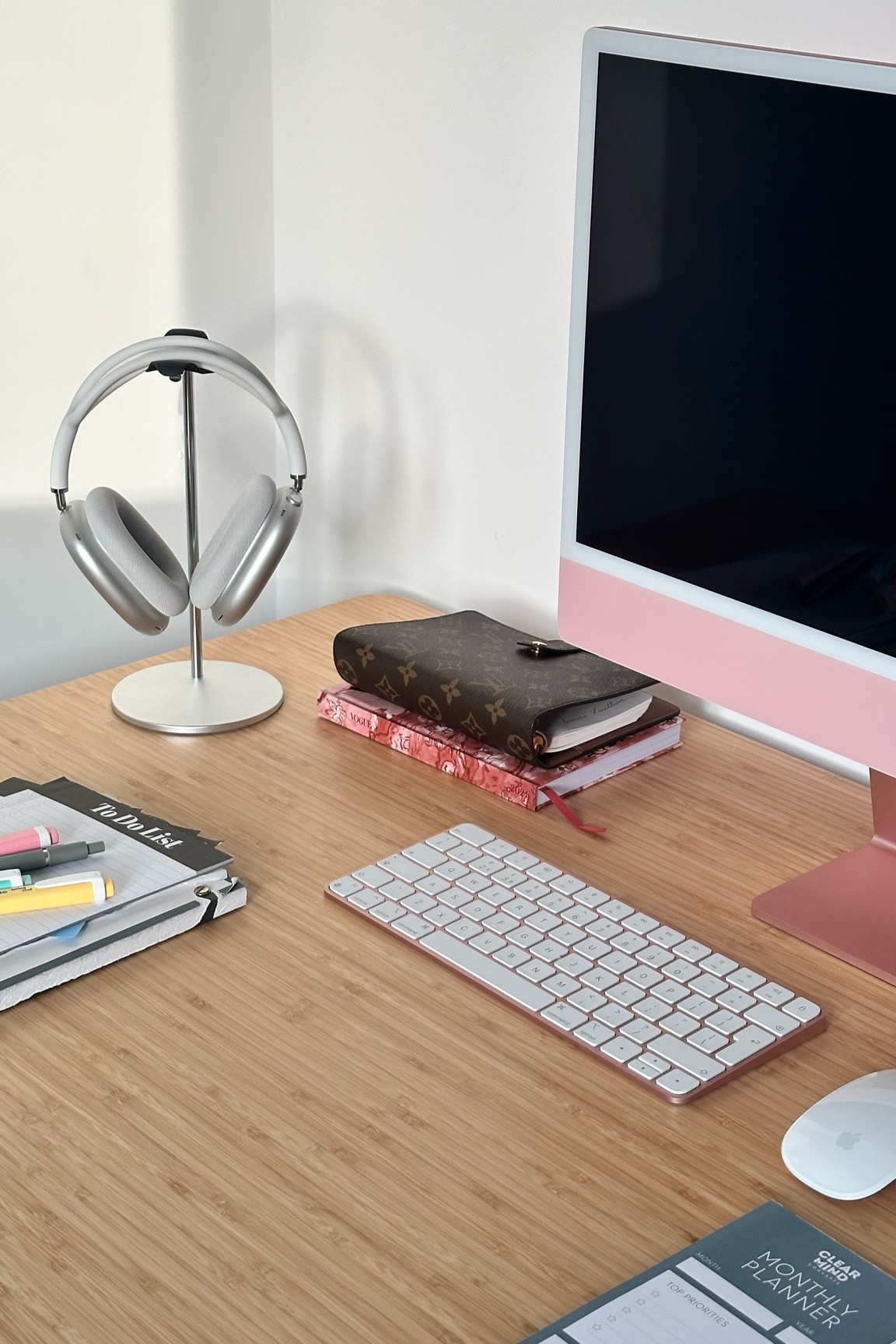 desk setup 🎧🧘🏼‍♀️

#LTKeurope #LTKSeasonal #LTKhome