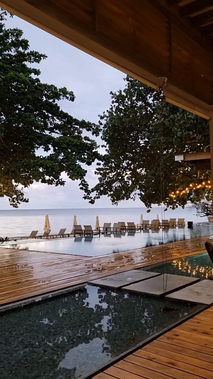 By far THE BEST MEAL we had in Roatan! Even on a cloudy evening, this place is stunning. We will definitely be back! 
#roatan #travel #foodietok #Foodie #tiktokfood 
@lunamunabyibagari @ibagariboutiquehotel