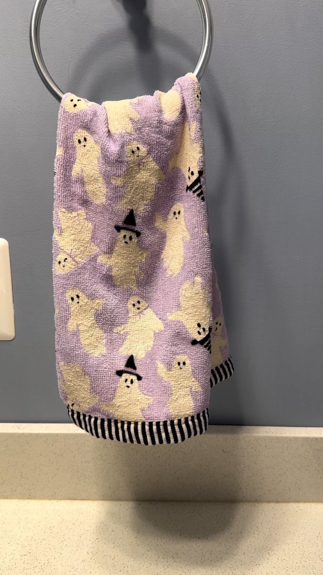 Do you suffer from SDD—Seasonal Decorative Disorder?? If so, you’re in good company! 💁🏻‍♀️ I love decorating for all the seasons—fall/halloween is probably my 2nd favorite after Christmas. 🎄 If you’re newly diagnosed with SDD, here’s a tip—don’t worry about buying all the things, all at once! Invest in a few pieces every year, and before you know it, you’ll have a great collection of decorations! (Fun fact: the garland you’ll see on my bar cart has been in my possession since 2013, since I bought it at the Dollar Tree for our housewarming party. See, you don’t even have to have a huge budget for this! 😂) And remember—you can never have too many pumpkins! 🎃 Do you love decorating for every season?? If so, which one is your favorite? 

#LTKHalloween #LTKFindsUnder50 #LTKSeasonal