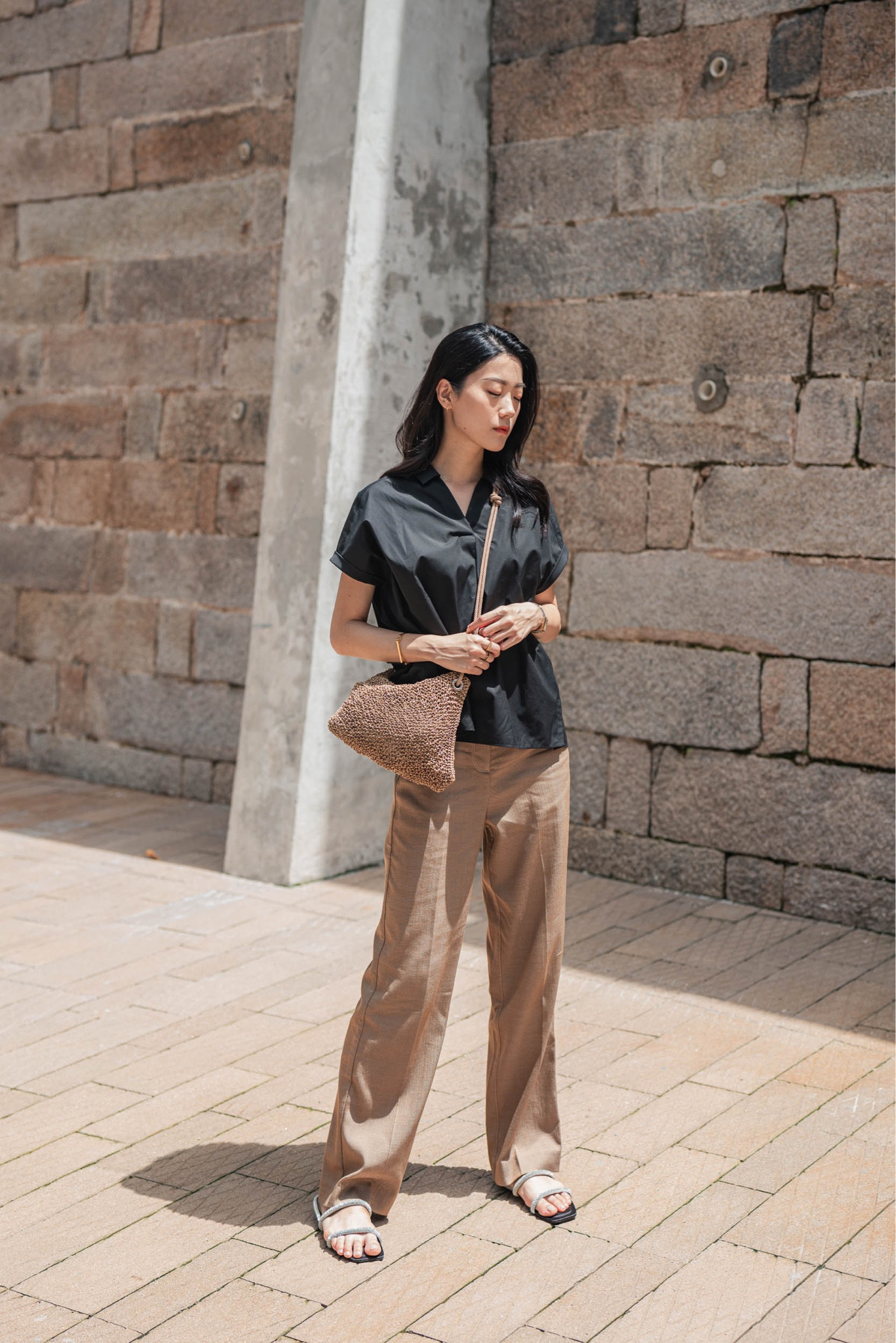 #ootd ANTEPRIMA black technical fabric short-sleeved shirt, ANTEPRIMA brown linen wide-leg pants, ANTEPRIMA WIREBAG matte brown twist bag, Zara black diamante sandals