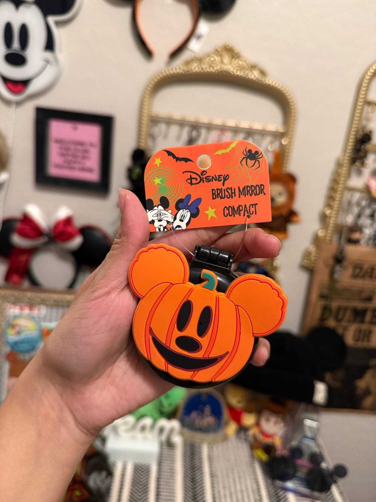 Disney Pumpkin Mickey Compact Mirror from BoxLunch Gifts🎃 #boxlunchgifts #mickeypumpkin #disney

#LTKootd #LTKgrwm #LTKSeasonal