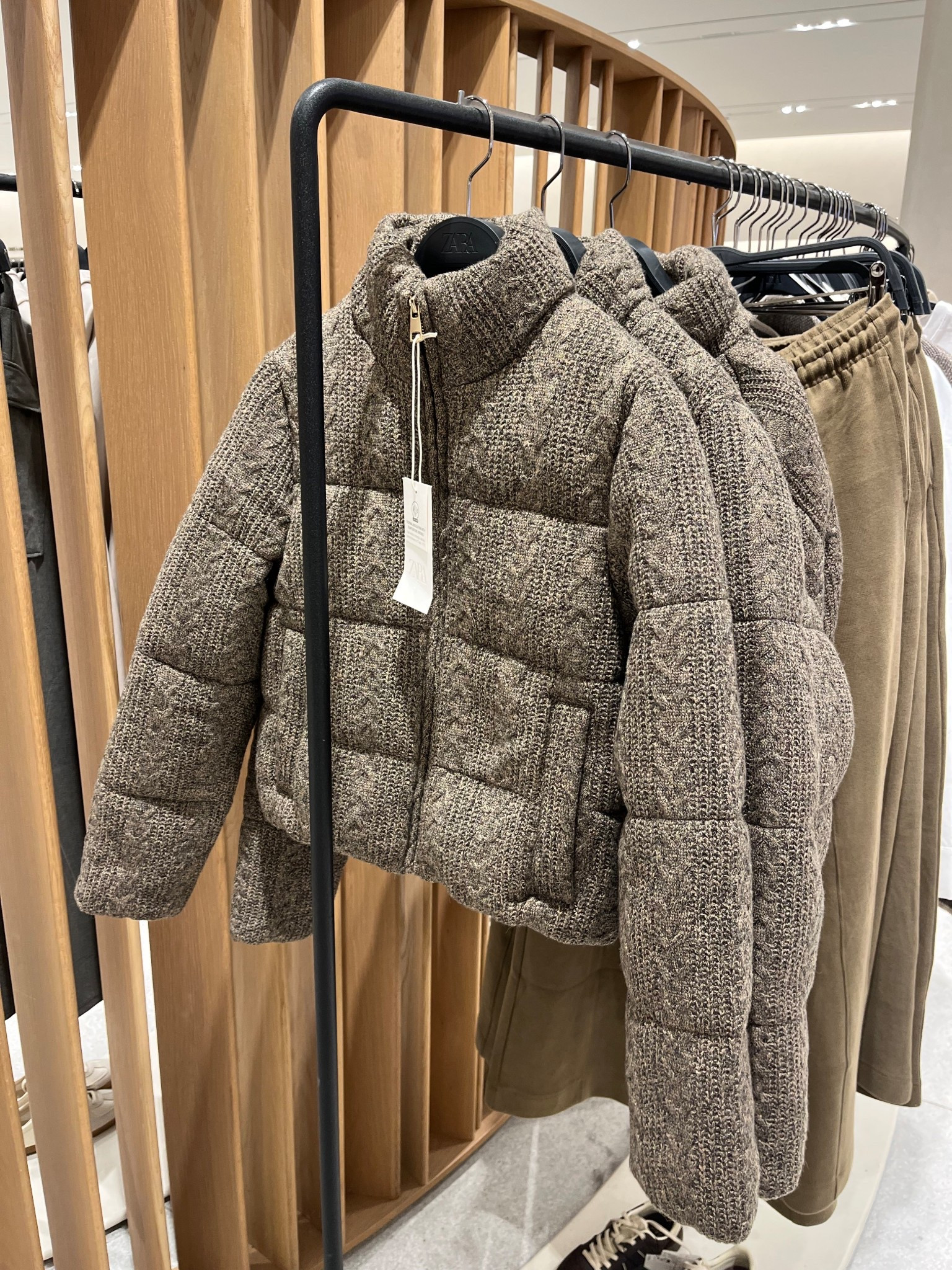 WHAT A PUFFER 🤤😍

#autumn #hm #zara 
Tags: autumn outfits, autumn jacket, espresso brown, jeans, boots, knee high boots, leather jacket, brown suede jacket sweater , autumn  , office outfit , autumn outfit , jumper , knitwear , H&M , Zara , autumnal dress , tights, boots , leggings , Uggs , trench coat, Ugg boot , rocky oak , suede bomber 

#LTKgiftguide #LTKwinter #LTKautumn