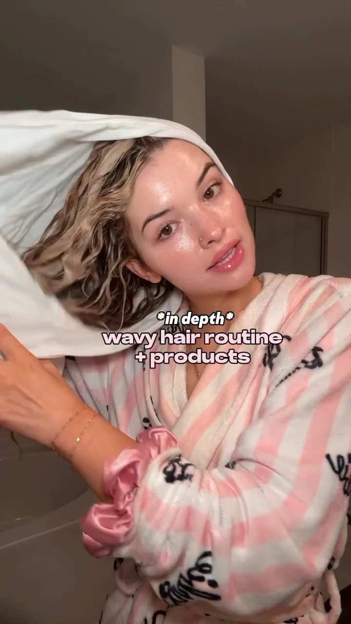 *in depth* wavy hair routine + products 

olaplex shampoo & purple shampoo @olaplex 
acidic bonding concentrate shampoo @redkenpro 

conditioner:
acidic bonding concentrate treatment mask REDKEN
intense repair mask @amika 

after shower products:
@kerastase_official blonde absolu serum 
@theouai leave in conditoner & curl cream
redken acidic bonding curls leave in treatment 
@ogx_beauty Beauty coconut curls mousse 
#wavyhairroutine #curlyhairroutine #wavyhairtutorial #wavyhairproducts #curlyhairproducts #wavyhairtips #curlyhairtips #creatorsearchinsights
