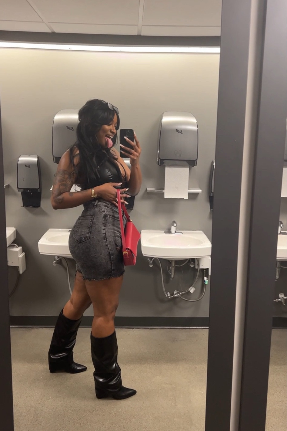 Hottie Tour 

#LTKShoeCrush #LTKVideo #LTKItBag