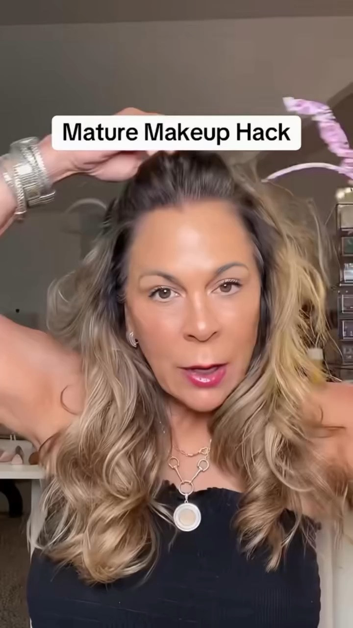 This is one of those products that earns its hype. ✨comment LINK if interested 

The d’Alba White Truffle First Spray Serum instantly refreshes dry, tired skin while leaving behind that healthy, glass-skin glow. Packed with antioxidant-rich Italian white truffle extract and Vitamin E, it helps nourish your skin barrier while adding lightweight hydration that never feels greasy.

I use it before makeup, after makeup, and anytime my skin needs a little pick-me-up. If your skin loves looking fresh, dewy, and radiant, this one is absolutely worth trying. 🤍

#dalba #glassskin #koreanskincare #matureskin #skincaretips