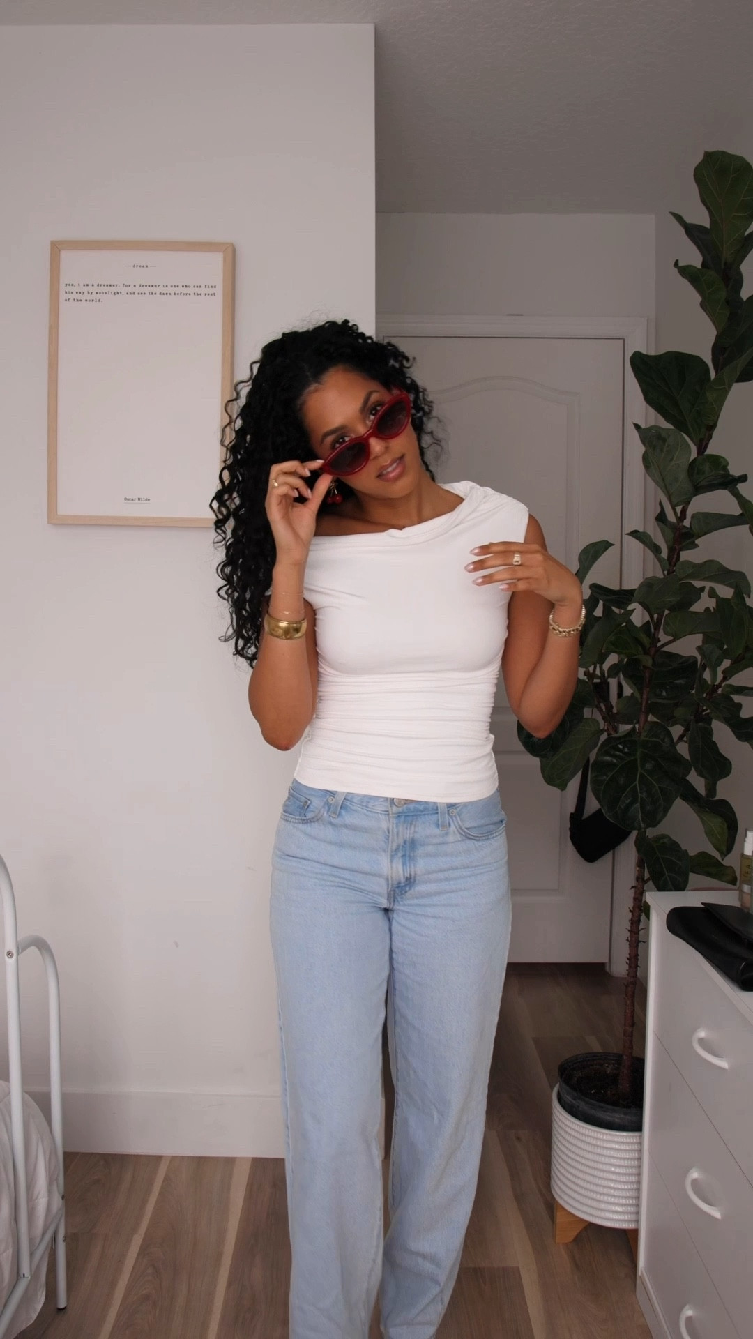 Pop of red🍒

#elevatedbasics #baggydadjeans

#LTKVideo #LTKStyleTip #LTKSeasonal