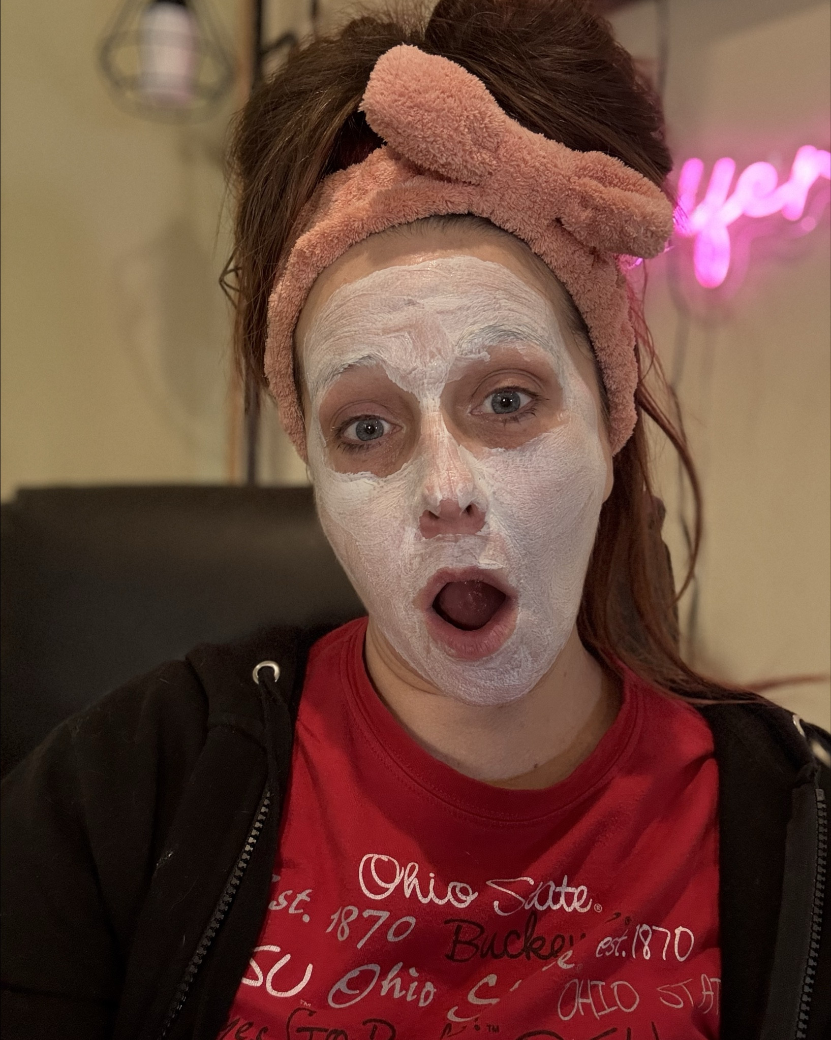 It’s that time… time to mask 😌✨
This week I’m using the Dr. Leo White Clay Mask and let me tell you—my skin needed this reset. Deep clean, smooth, and refreshed without feeling stripped.
But wait… the real find? 👀
Clean Towels Disposable Face Towels — and yes, they have one made for mature skin… the “healthy aging towel.” Who knew?!
No bacteria, no rough fabric—just a clean, gentle finish every time.
These two together? A weekly duo I’m very happy to swing with 💁‍♀️✨
#MaskTime #SkincareRoutine #Over40Beauty #HealthyAging #SelfCareSunday #GlowingSkin

#LTKOver40 #LTKgrwm #LTKselfcare