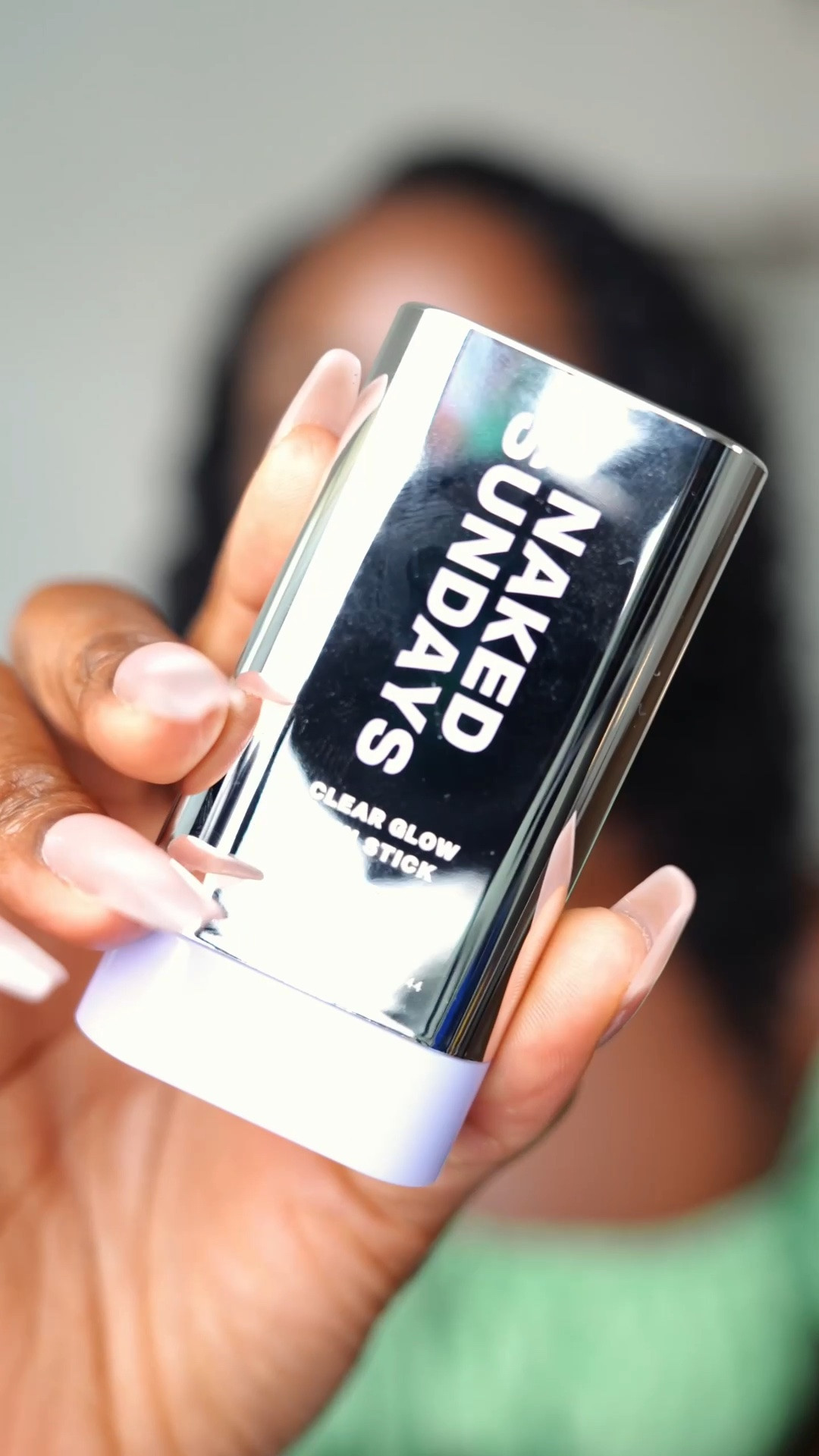 Sometimes I don’t wanna get SPF on my hands, so here’s a way to do it without the mess! #SPF #Sunscreen #summertips