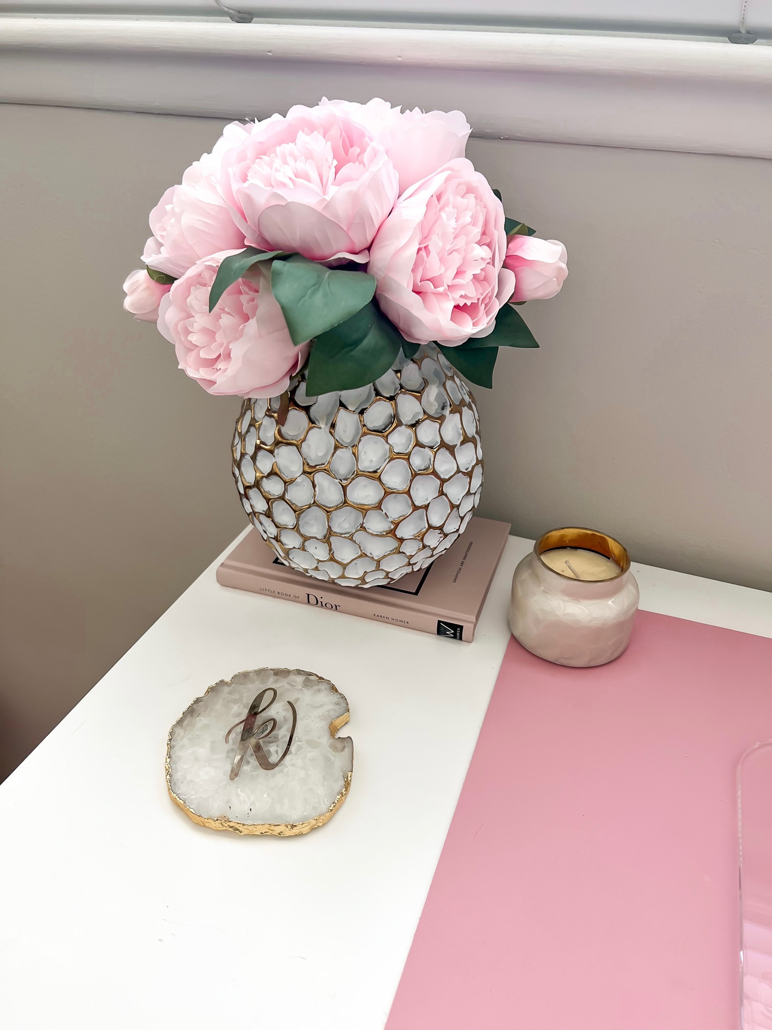 Honeycomb vase size S and mini candle on sale at Anthropologie 