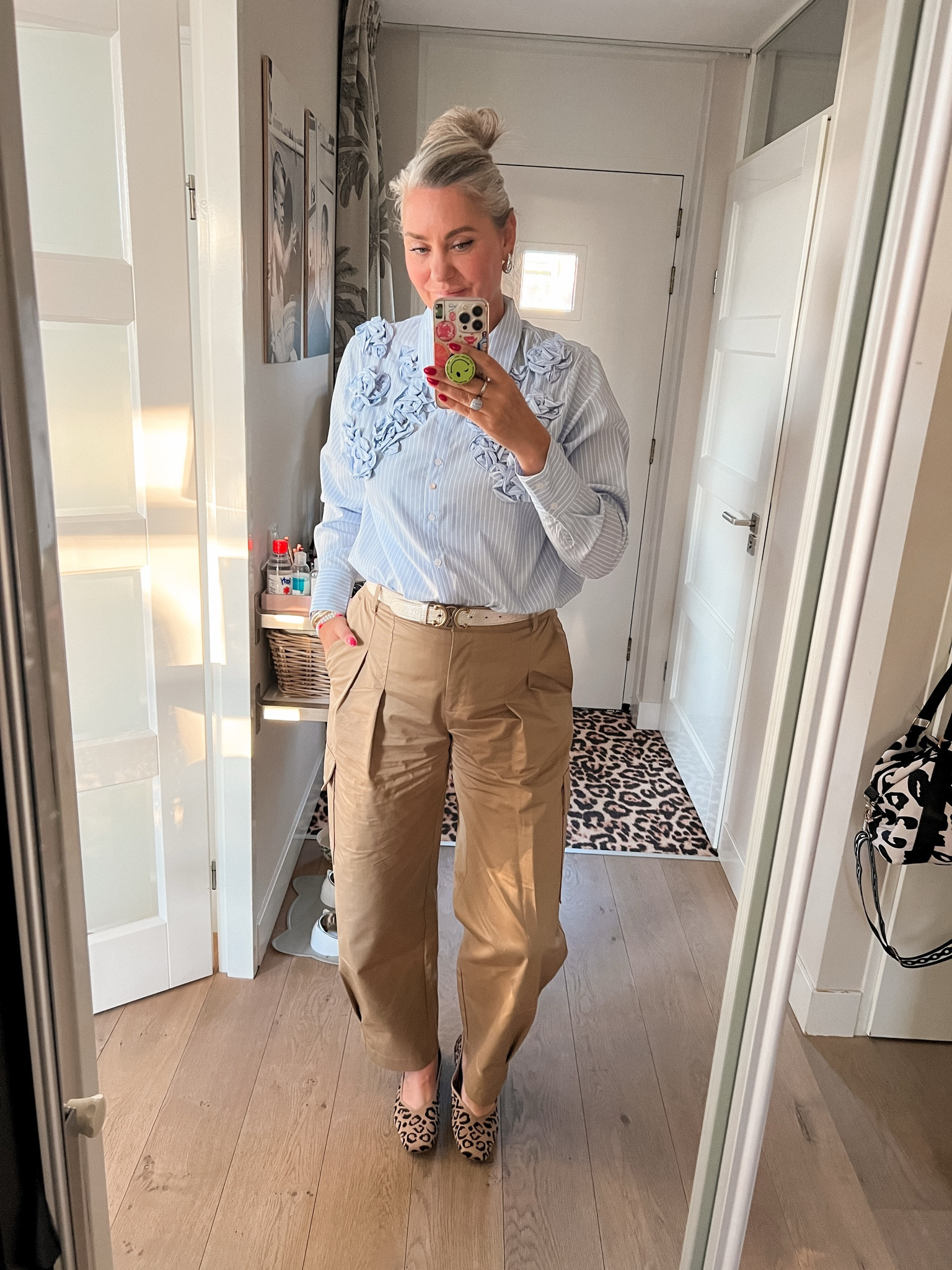 Ootd - Monday. Blue striped shirt with flower details (Norah, 42), cargo pants (Shoeby, xl), leopard Vivaia flats. 



#LTKworkwear #LTKspring #LTKeurope