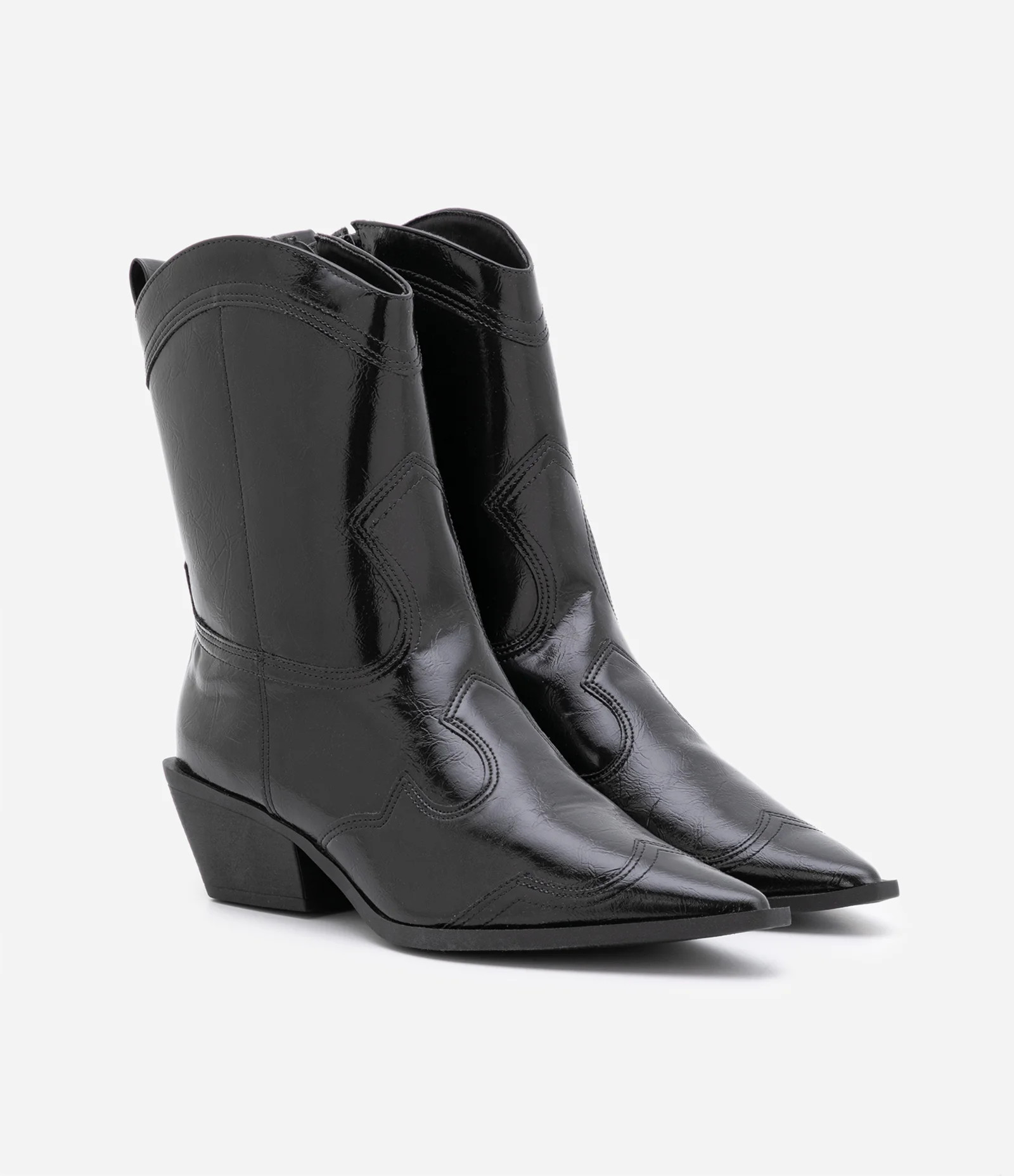 Bota Western com Cano Curto e Bico Fino Preto - Lojas Renner | Renner (BR)
