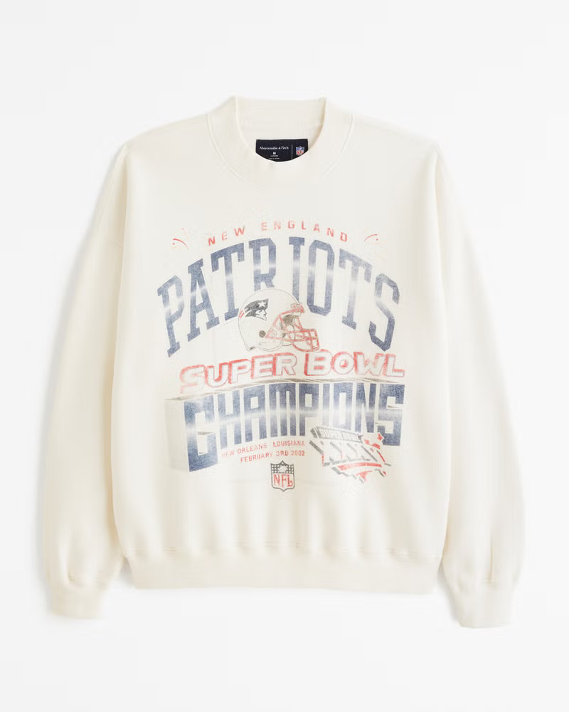 Abercrombie & Fitch Men's New England Patriots Graphic Crew Sweatshirt in Off White - Size S | Abercrombie & Fitch (US)