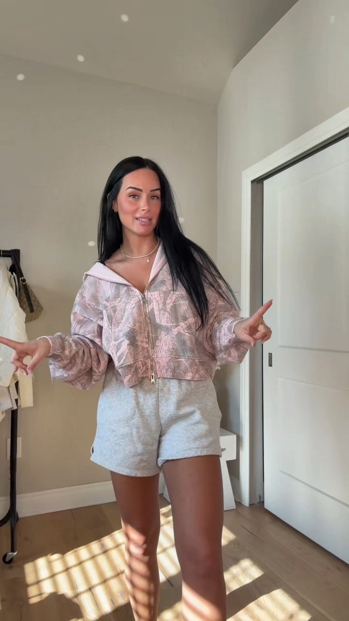 My favorite men’s zip up from Abercrombie is on major sale. How cute is this pink camo pattern 😍🩷

My sizing 5’7, 145lbs, 32dd
I’m wearing a size small tank & shorts, size medium jacket 


@abercrombie #abercrombiesale #abercrombiecamo #abercrombiehoodie #loungewear #salefinds 

#LTKSaleAlert #LTKgrwm #LTKootd