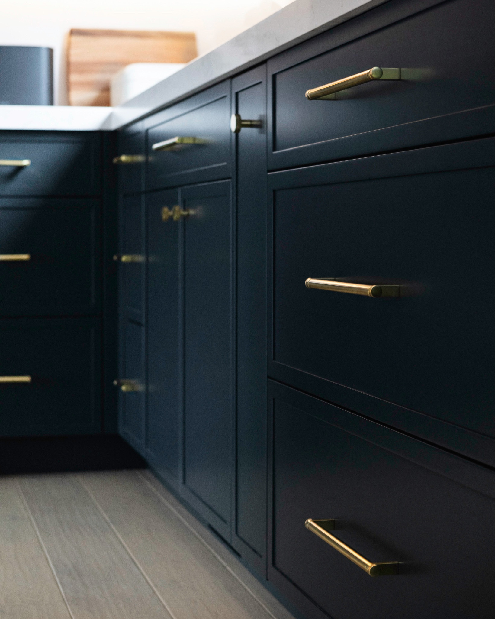 Kitchen Design 
Cabinetry Hardware 

Paint Colour: Blacktop by Benjamin Moore 

#LTKHome