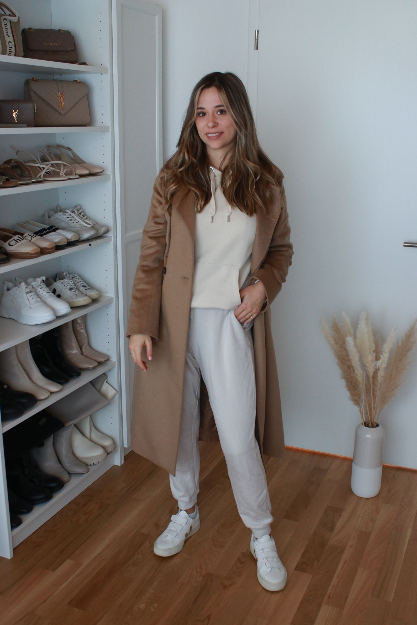 How to Style Sweatpants 
Outfit sweatpants, hoodie and coat 
Outfit mit Jogginghose Hoodie und Wollmantel 
Casual Style 

#LTKunder100 #LTKstyletip #LTKeurope