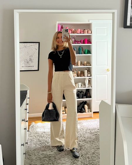 easy casual outfit idea to wear this summer from Hollister. Wearing an XS regular in these linen pants 💗