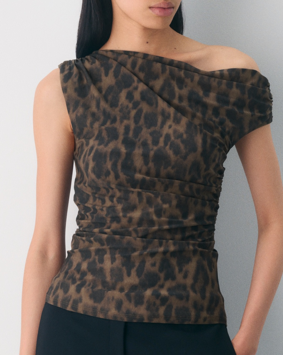 Leopard off the shoulder top from Aritzia! On sale!! Comes in sooo many cute colors! An expensive looking animal print is always hard for me to pass up🤎🐆

Linked similar items!

Ordered a medium!

#LTKSaleAlert #LTKFindsUnder50 #LTKGiftGuide
